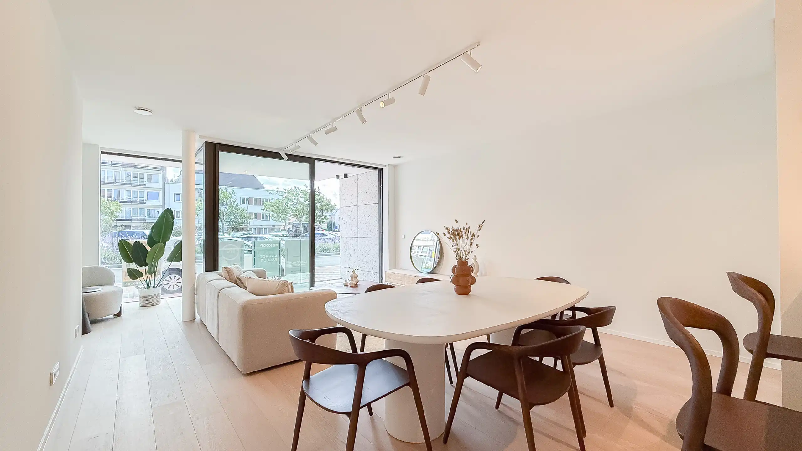Gelijkvloers nieuwbouwappartement met ruim zonneterras foto {{pictureIndex}}