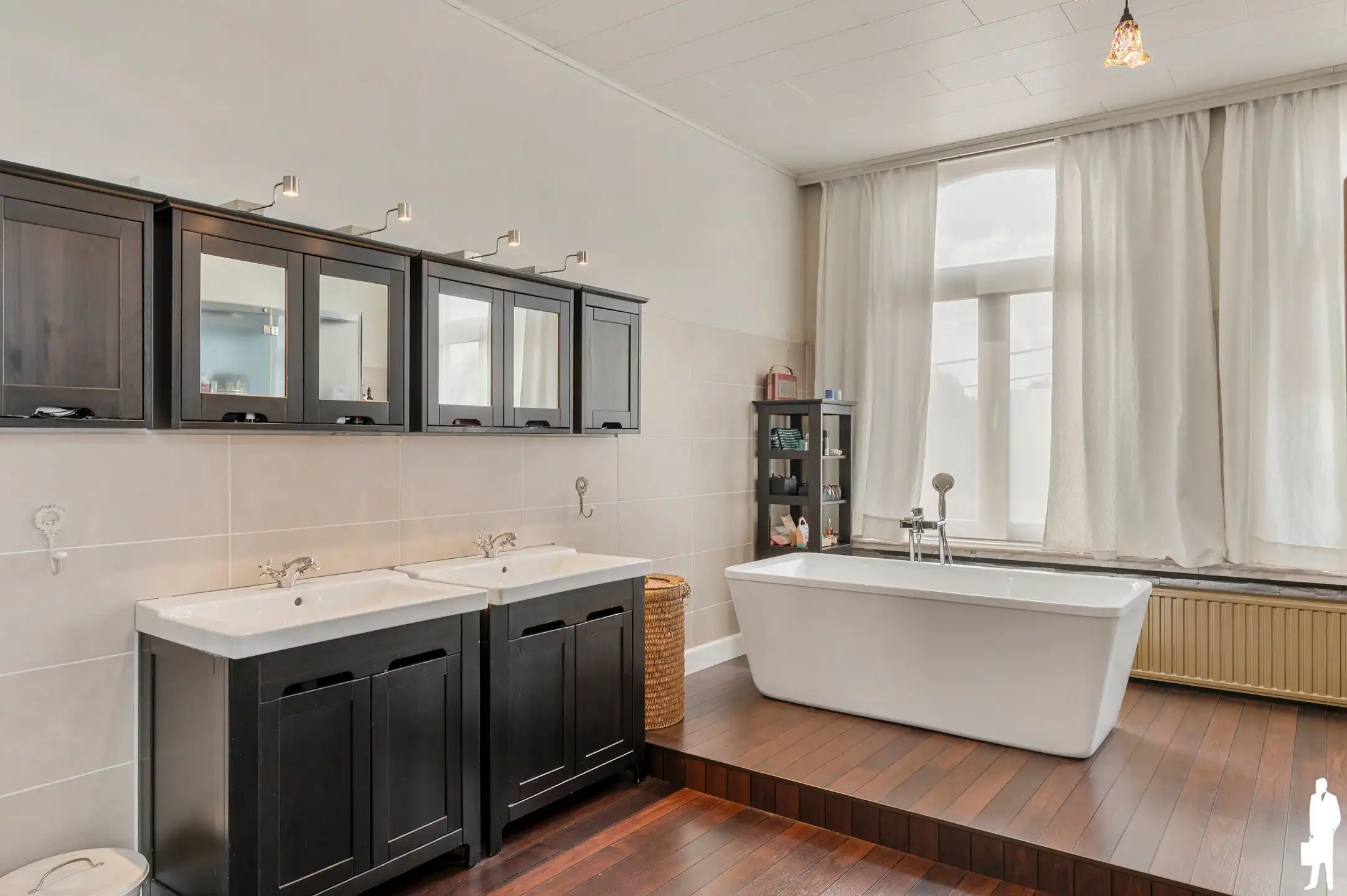 Karaktervolle woning met 6 slk, zwembad + atelier  foto 28