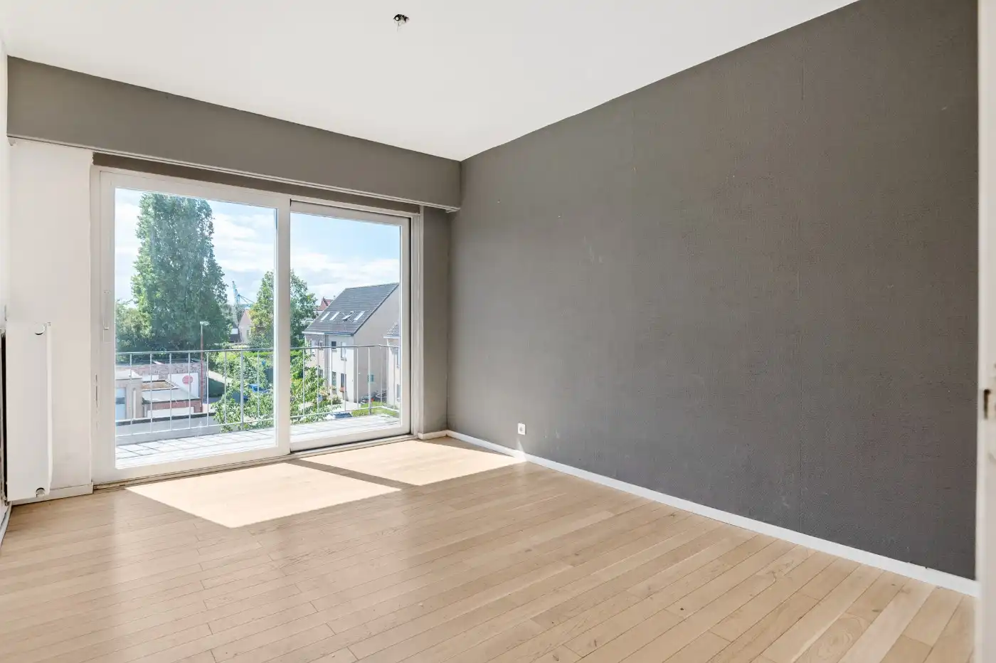Tof, ruim app. op 2e verd. met 3 slpk. en mog. garage foto 9