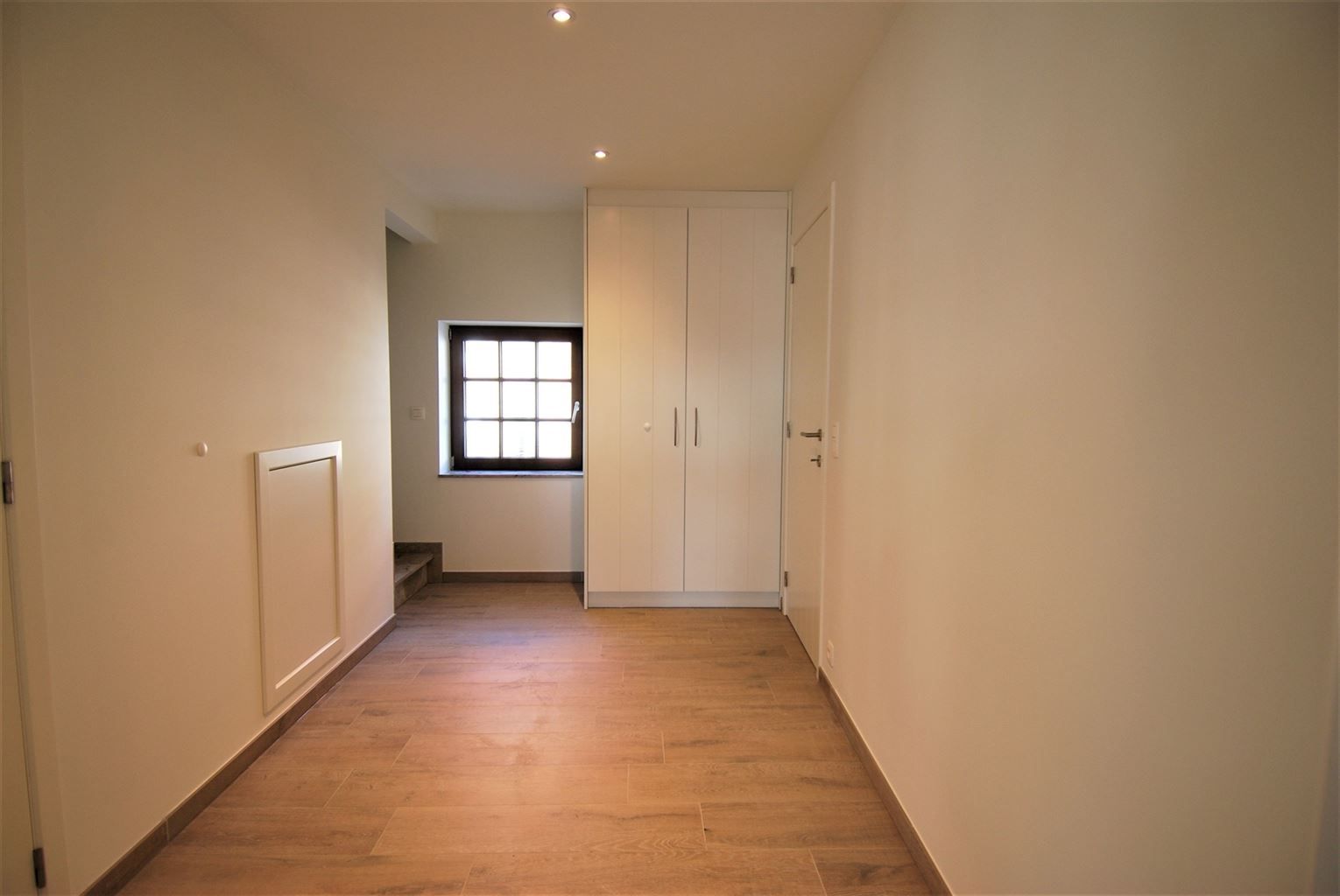 Volledig gerenoveerd duplex-appartement met 2 slaapkamers in het centrum van Maaseik met moderne afwerking. foto 6