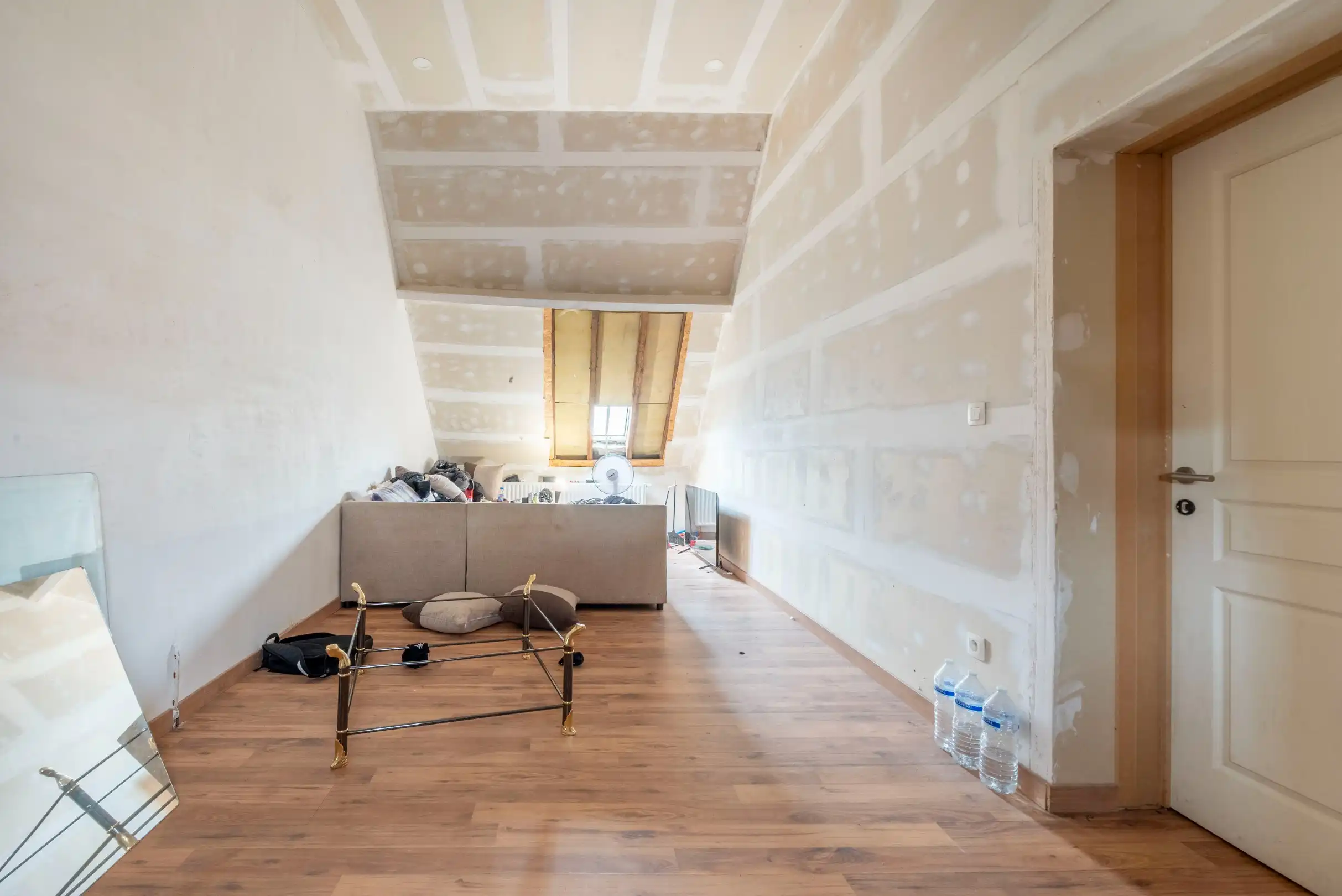 Ruime woning met 5 slaapkamers, garage en tuin. foto 14
