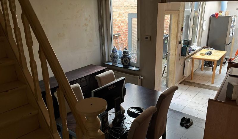 Te renoveren starterswoning met ruime tuin foto 3