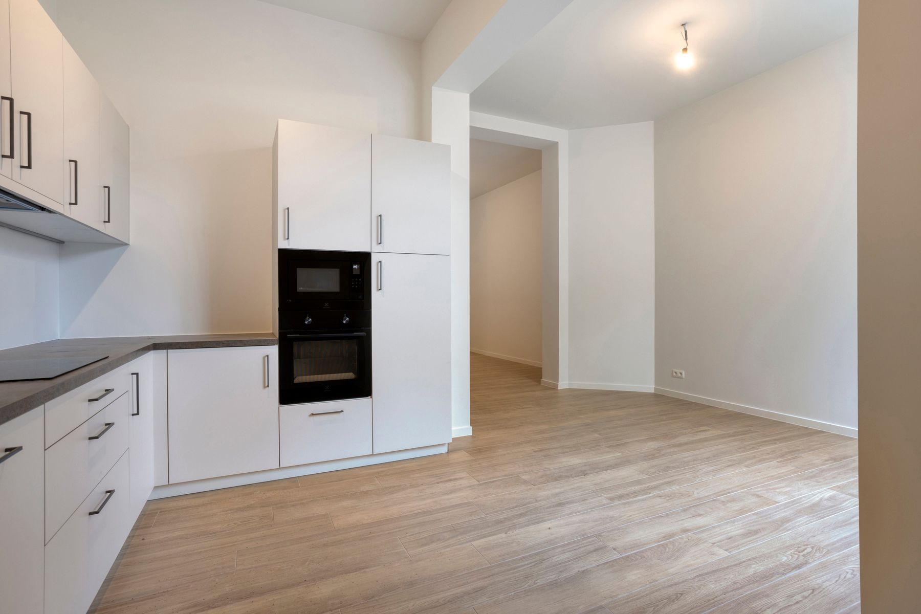 Prachtig gerenoveerd 2-slaapkamerappartement met tuin foto 10