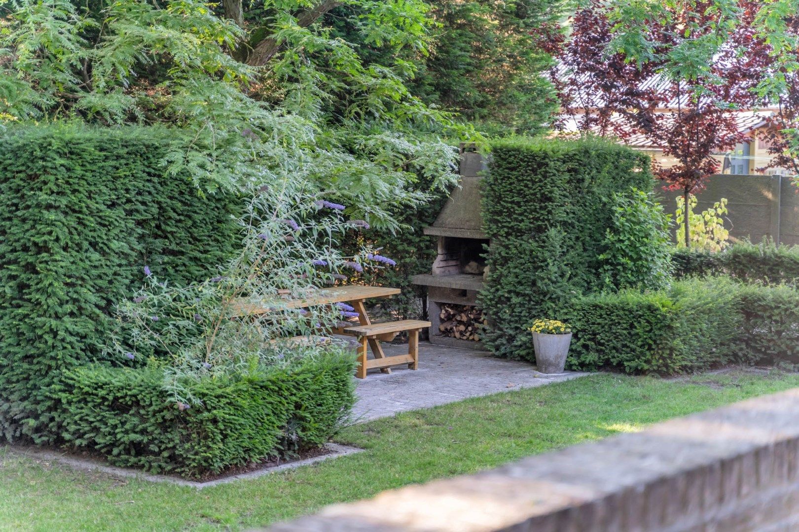 Bijzonder ruime villa met 5 slaapkamers en praktijkruimte, omgeven door een prachtige tuin, vlakbij het centrum  foto 3