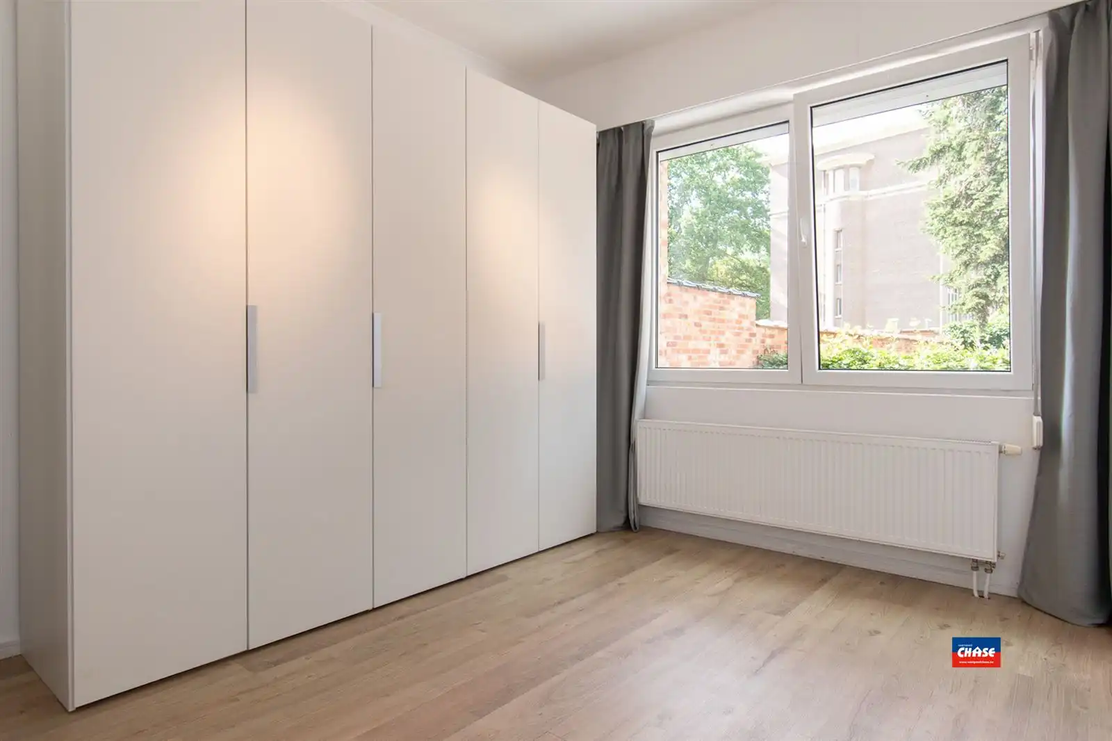 Sfeervol gerenoveerd gelijkvloers appartement met mooie tuin foto 20