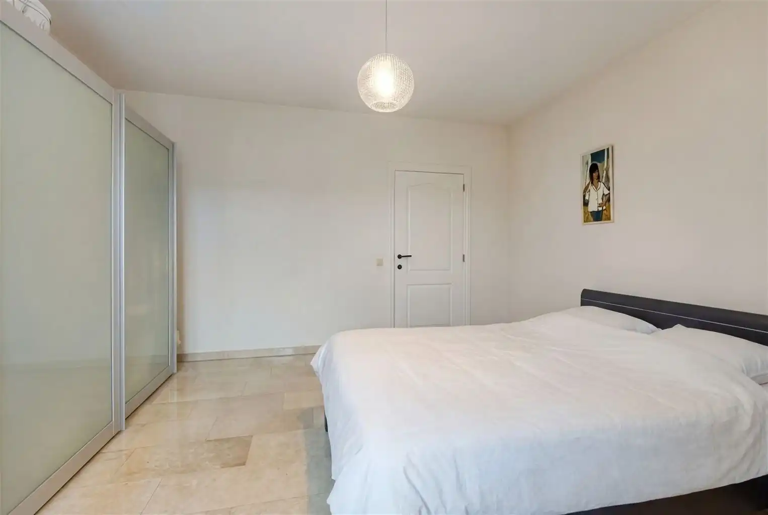 Prachtig, uitzonderlijk ruim appartement met 2 slaapkamers, 2 terrassen en inpandige garagebox, gelegen nabij het centrum van Maaseik. foto 13