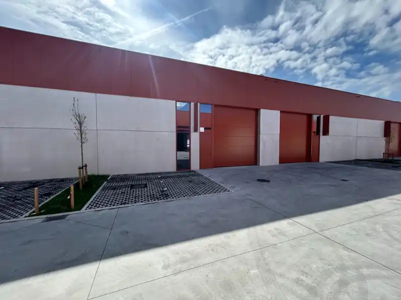 Recent magazijn 223 m² met 2 parkings foto {{pictureIndex}}
