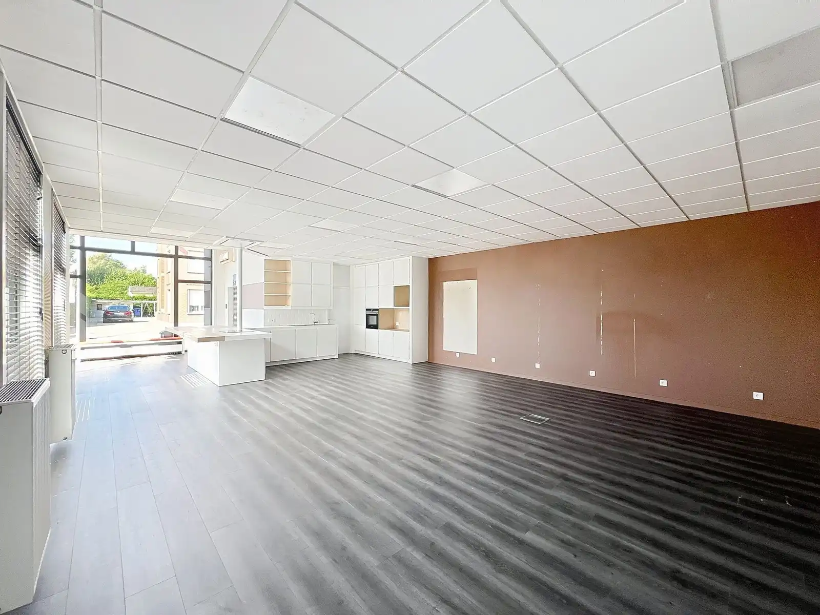 Instapklaar lichtrijk GERENOVEERD pand met mooie open kantoor/praktijkruimte en 4 aparte burelen/consultatieruimtes. foto 17