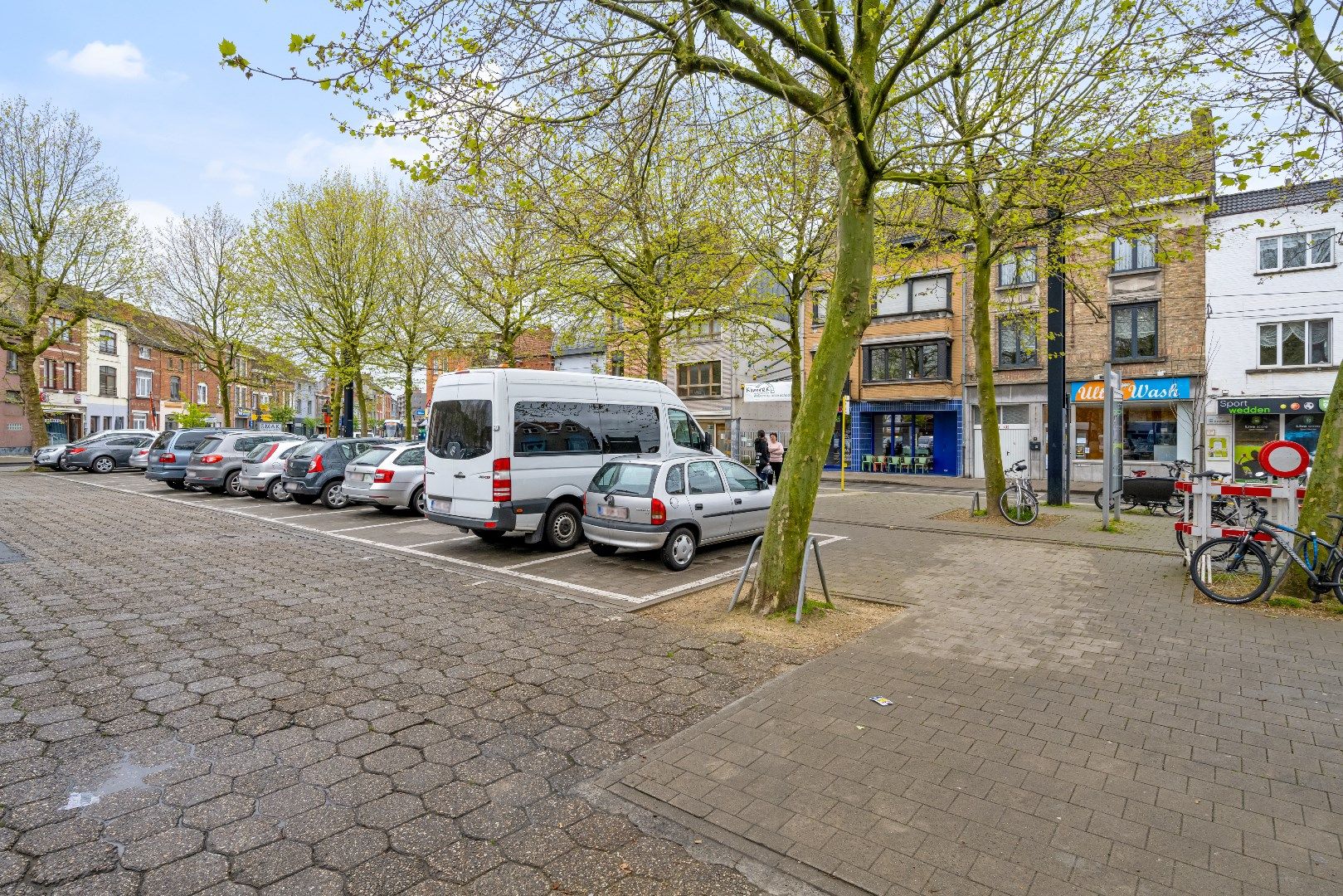 Ruime woning met tuin, garage en 4 slaapkamers in Gent. foto 3