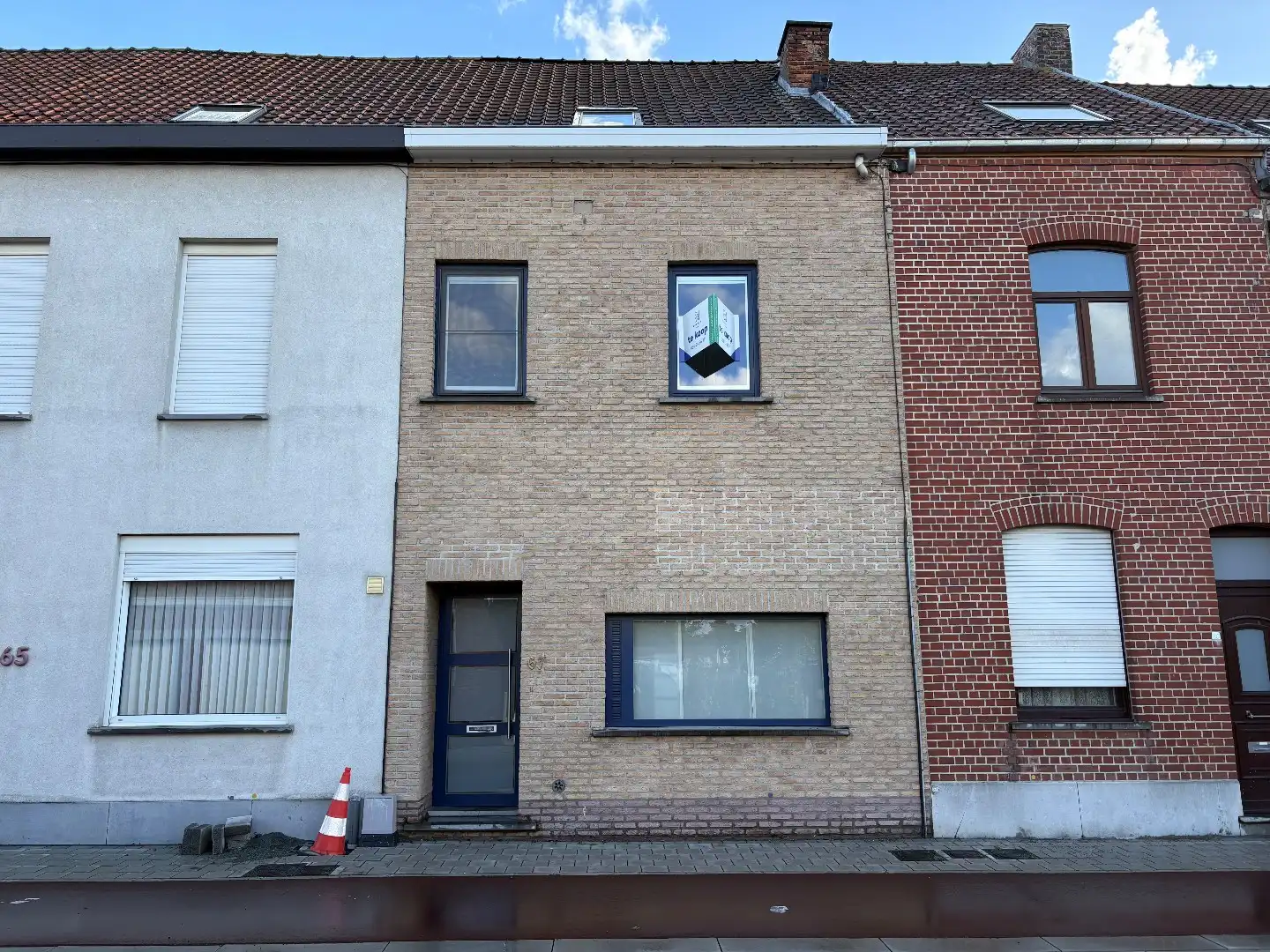 Instapklare woning te koop met uitweg en ruime garage achteraan en 3 slaapkamers met mogelijkheid tot het maken van een 4de slaapkamer.  foto {{pictureIndex}}