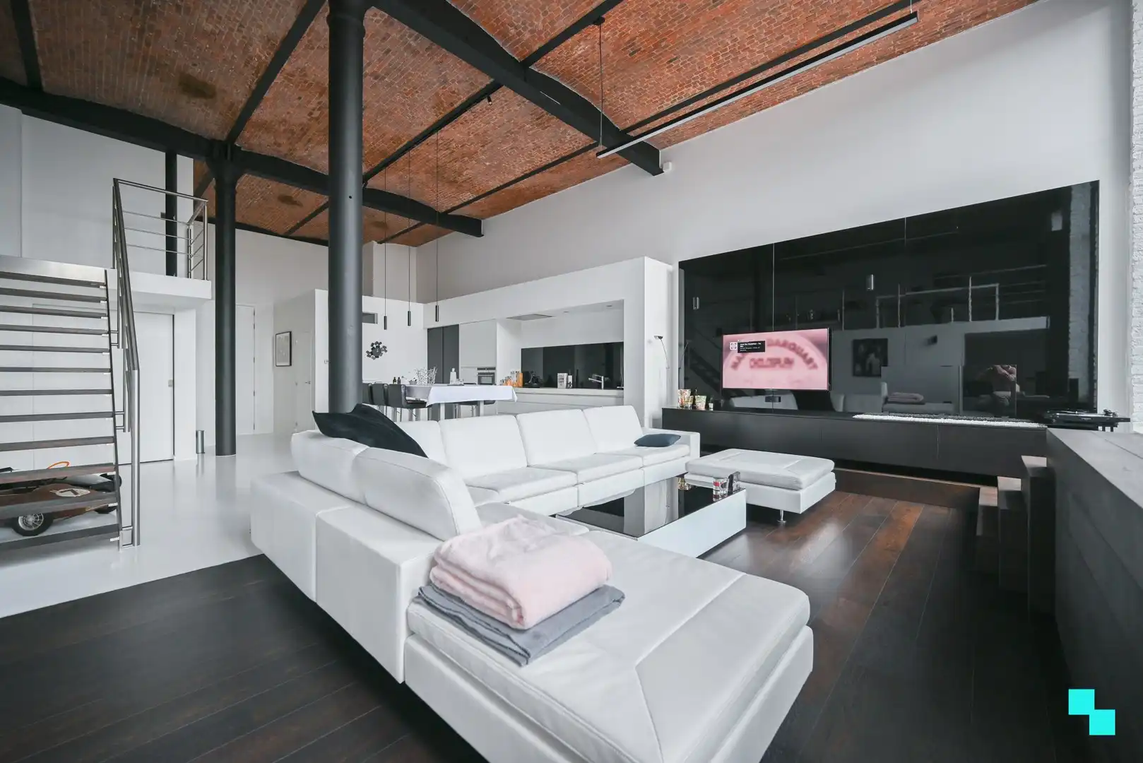 Exclusieve loft langs het water in Kortrijk! foto {{pictureIndex}}