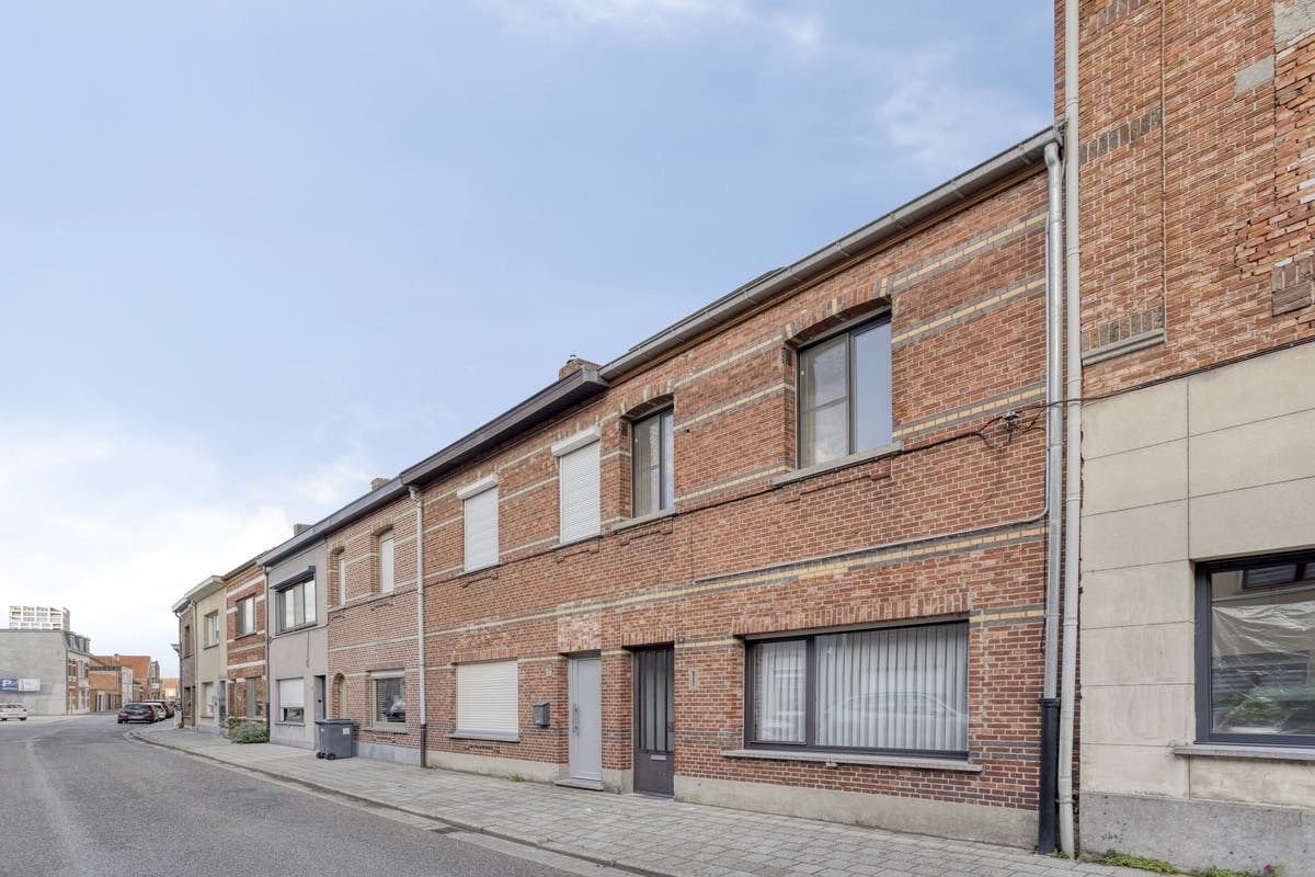 huis te koop in centrum Turnhout met wegenis achteraan  foto 2