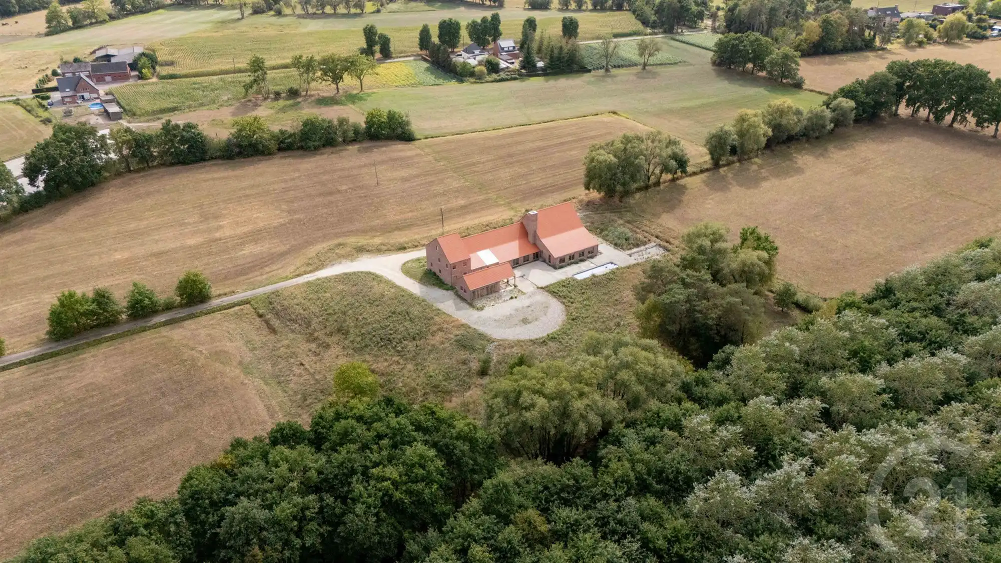 Prachtige en idyllisch gelegen hoeve (casco) op 4 hectare! foto 10