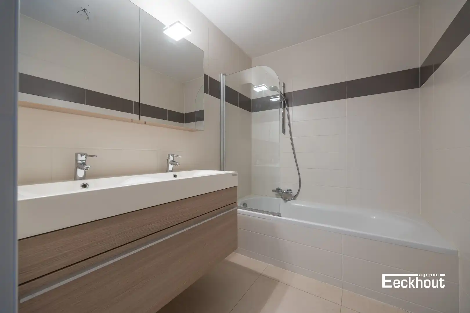 Instapklaar appartement met 2 terrassen in het hartje van Mariakerke! foto 11