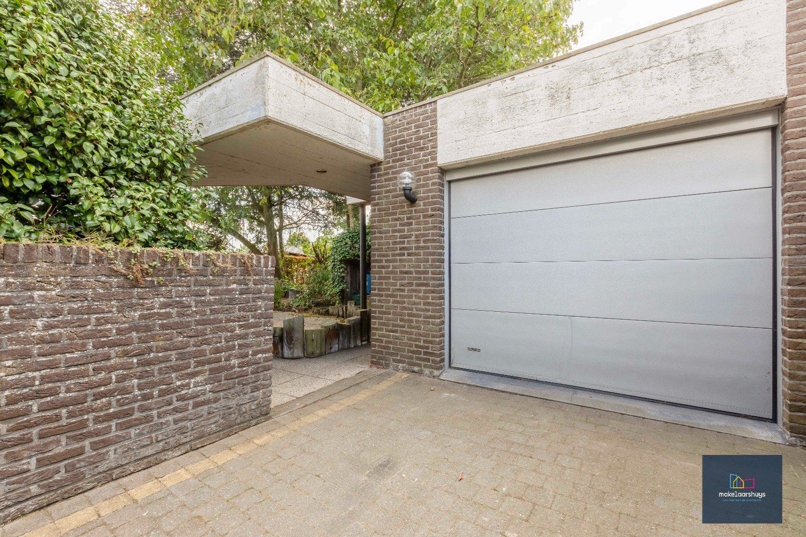 Architecturale woning op een rustige ligging foto 28