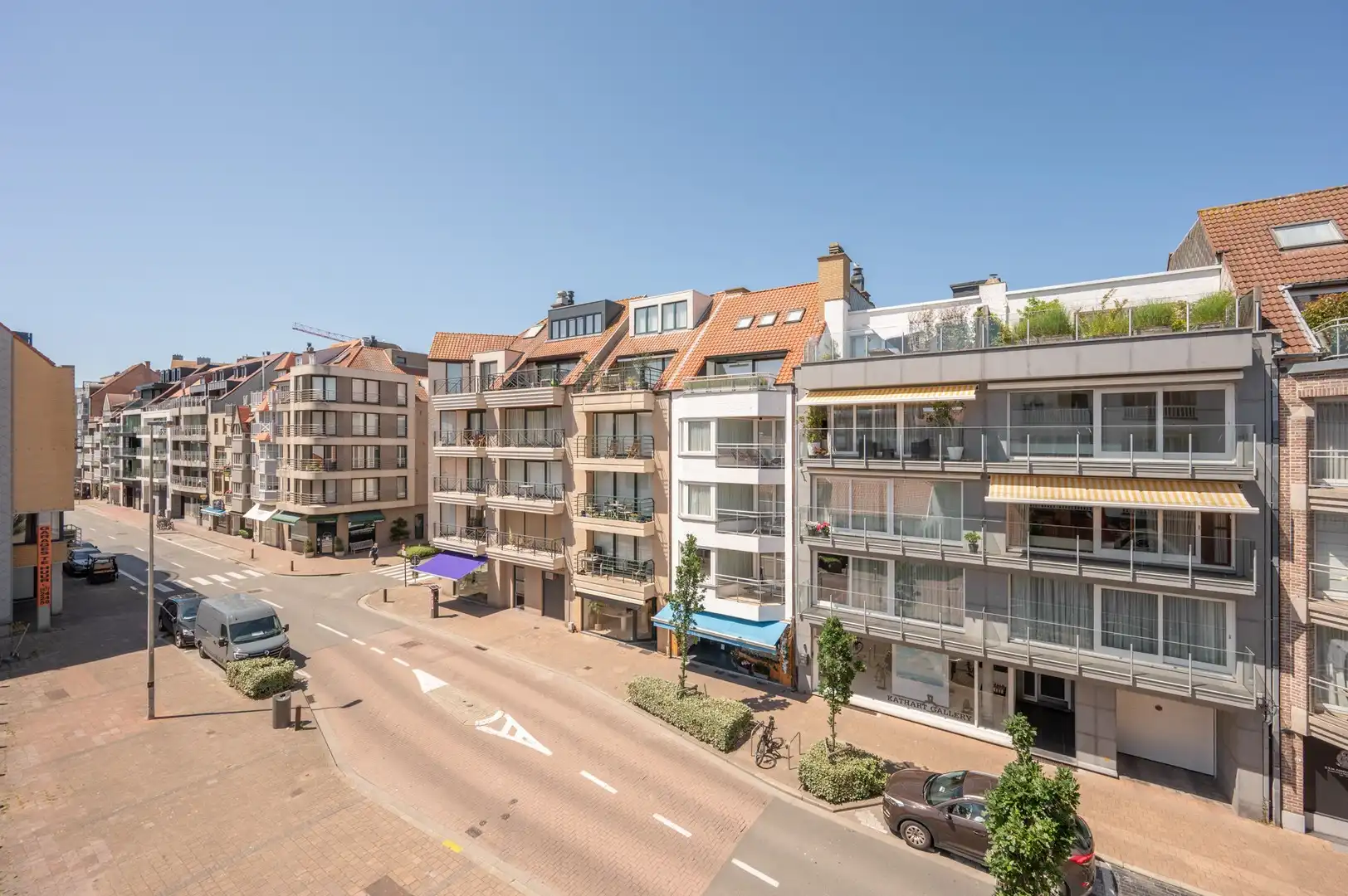 Ruim en instapklaar appartement met drie slaapkamers, centraal gelegen in Knokke. foto 2