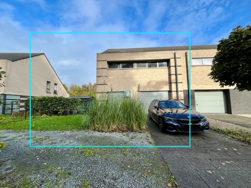 VERZORGDE EN INSTAPKLARE WONING MET DRIE SLAAPKAMERS EN GARAGE foto {{pictureIndex}}