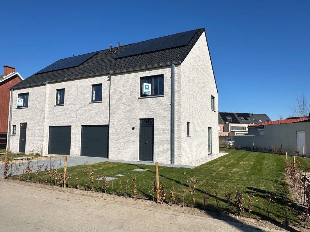 Hectaar bouwt ruime halfopen nieuwbouwwoningen te Blaasveld. foto {{pictureIndex}}