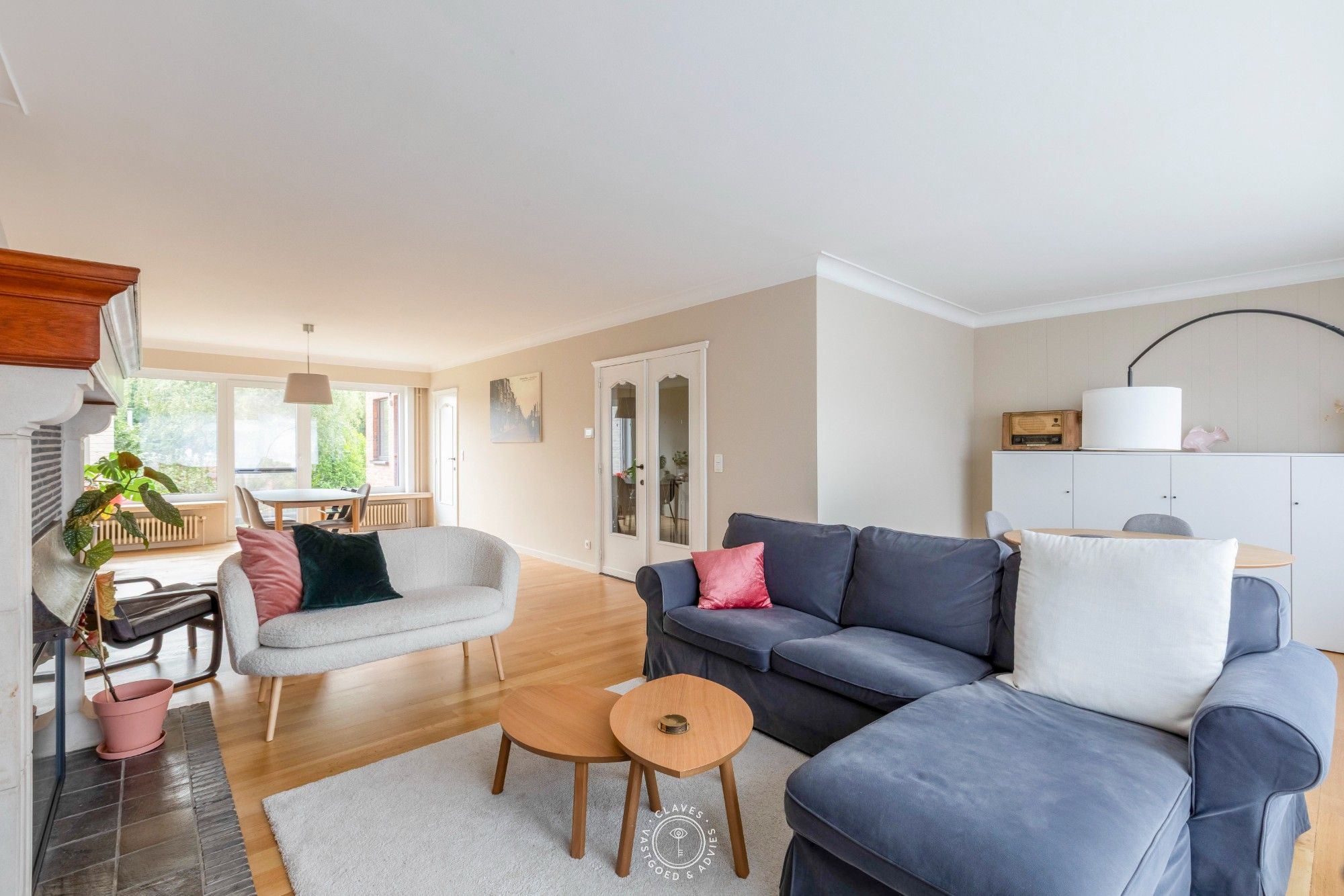 Ruime gezinswoning met 4 slaapkamers, garage en zonnige tuin foto {{pictureIndex}}