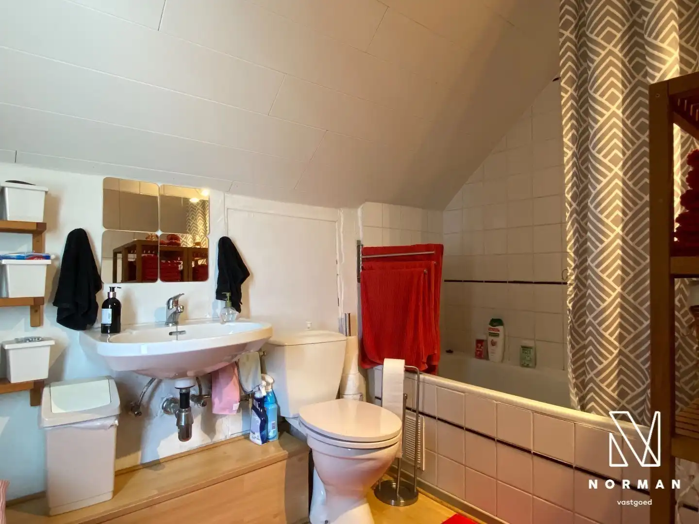 Halfopen woning met 3 slaapkamers, bijgebouw/atelier en grote voorkamer voor eventuele handelszaak foto 8