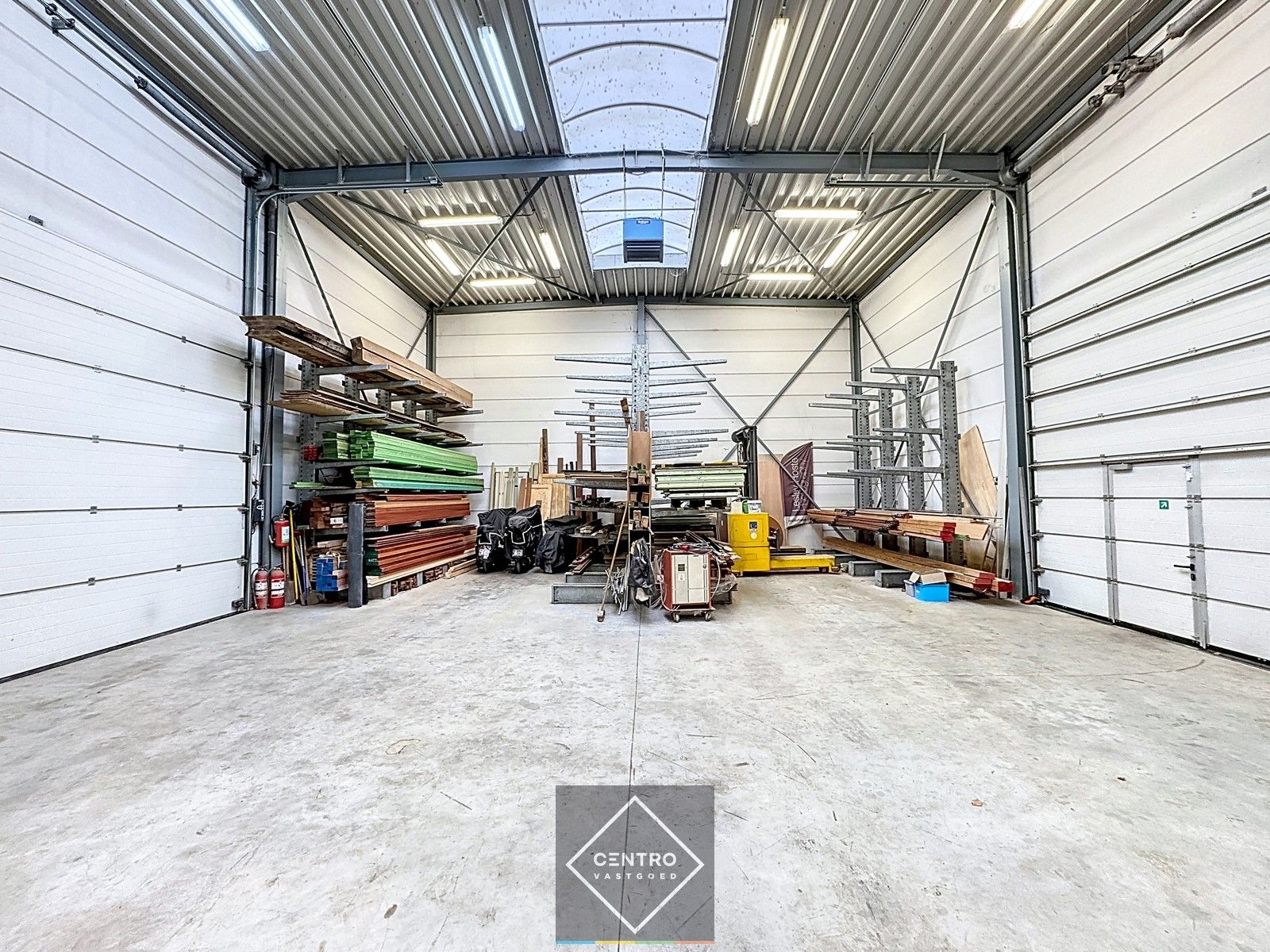 Prachtig BEDRIJFSPAND, bestaande uit MAGAZIJN (576m2 + tussenverdieping), BURELEN en instapklare, alleenstaande WONING. Op ambachtelijke zone te Aalter. foto 4