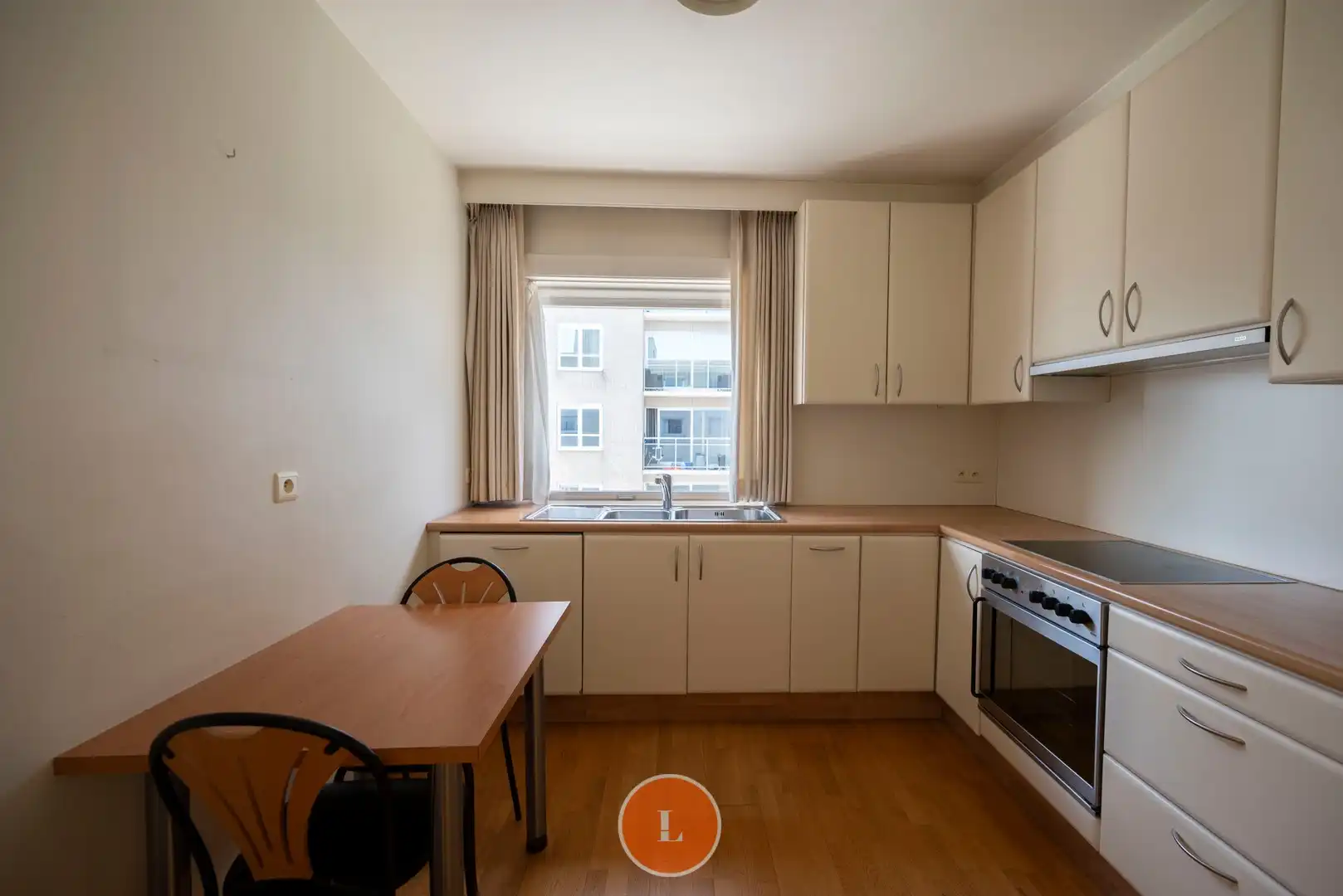 Instapklaar appartement met garage te koop in hartje Harelbeke foto 8