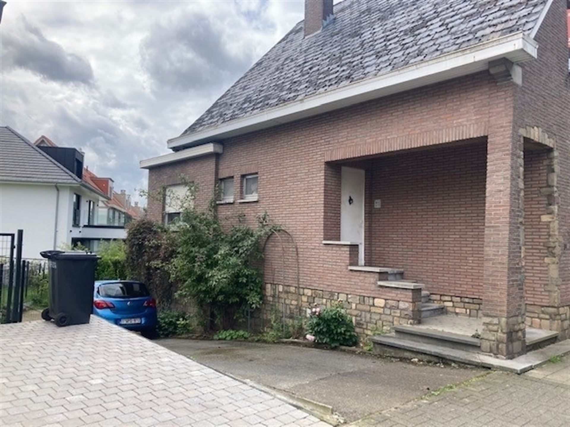 Ruime te renoveren half open bebouwing met 3 garages foto 2