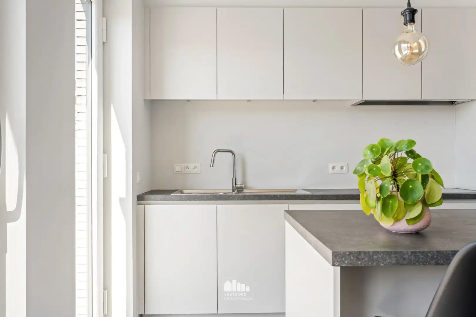 Recente nieuwbouwwoning (2020) met zonnige tuin, garage en uitweg foto 13