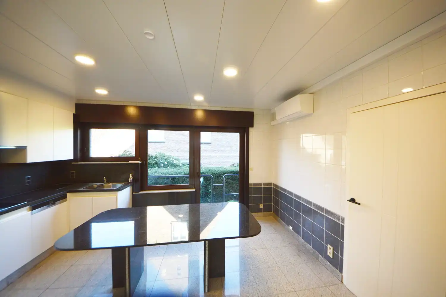 Ruim en lichtrijk gerenoveerd appartement (182 m²) INCLUSIEF GARAGE EN PARKING foto 7