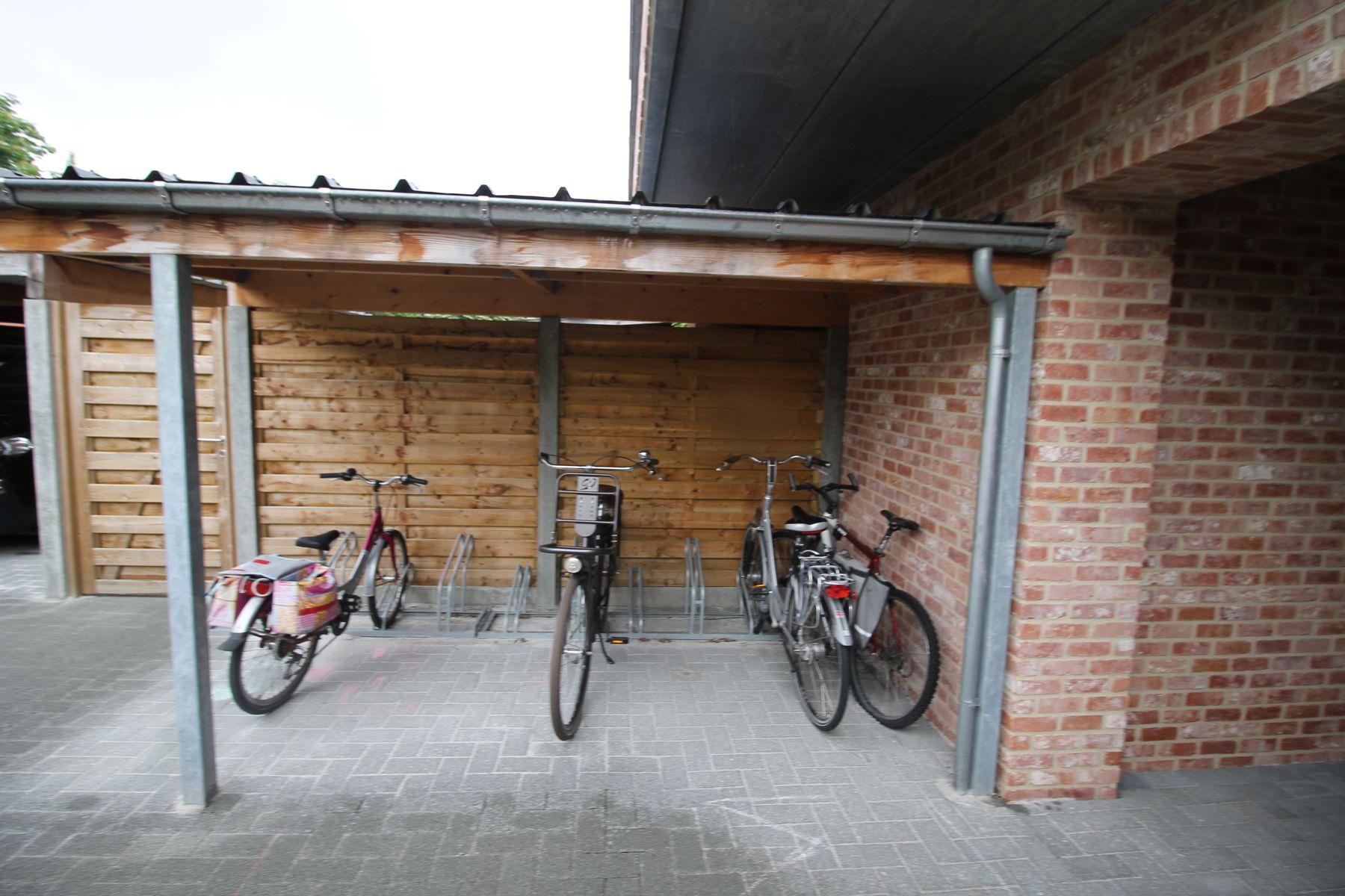 Een appartement op de benedenverdieping met 2 slaapkamers, ruim terras en carport. foto 15