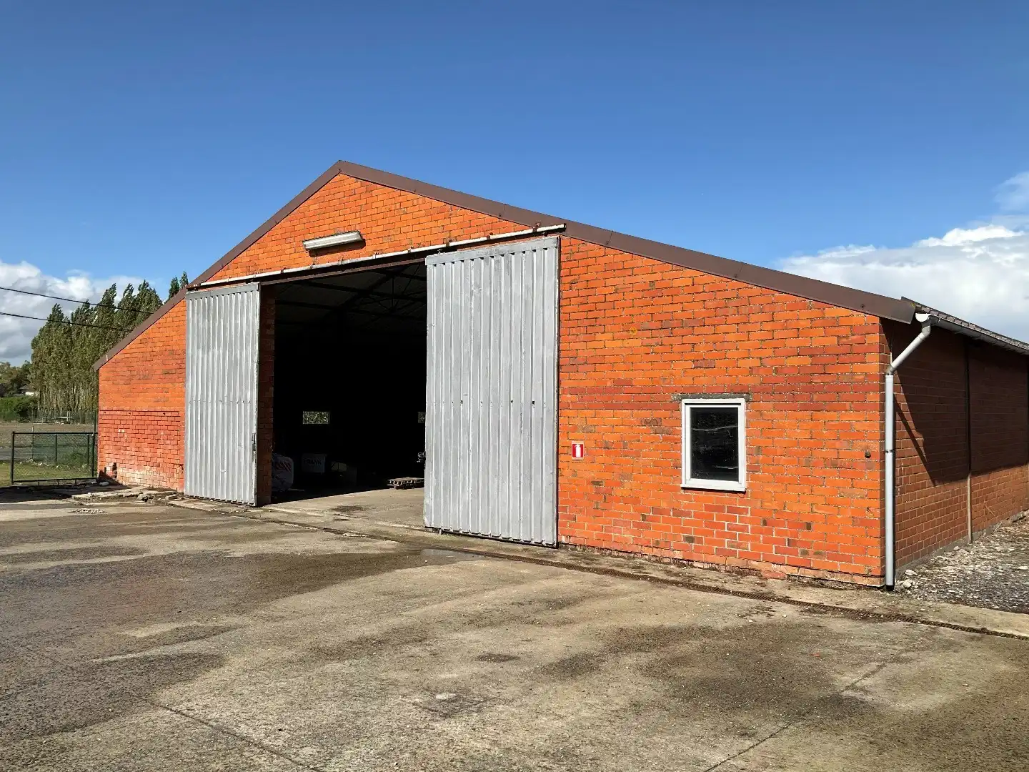 Ruime loods/opslagruimte (300 m²), gunstig gelegen te Lichtervelde foto {{pictureIndex}}