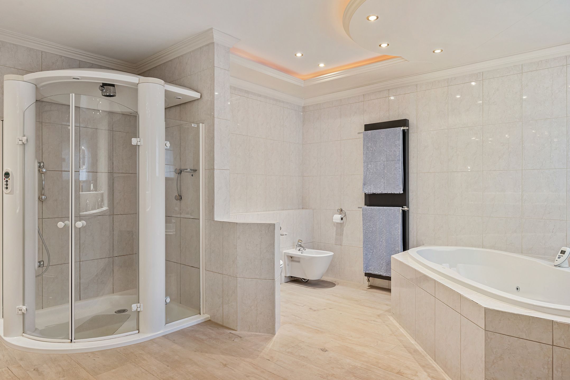 Rietgedekte villa met bijgebouw in Engelse stijl op 3.080m² foto 17