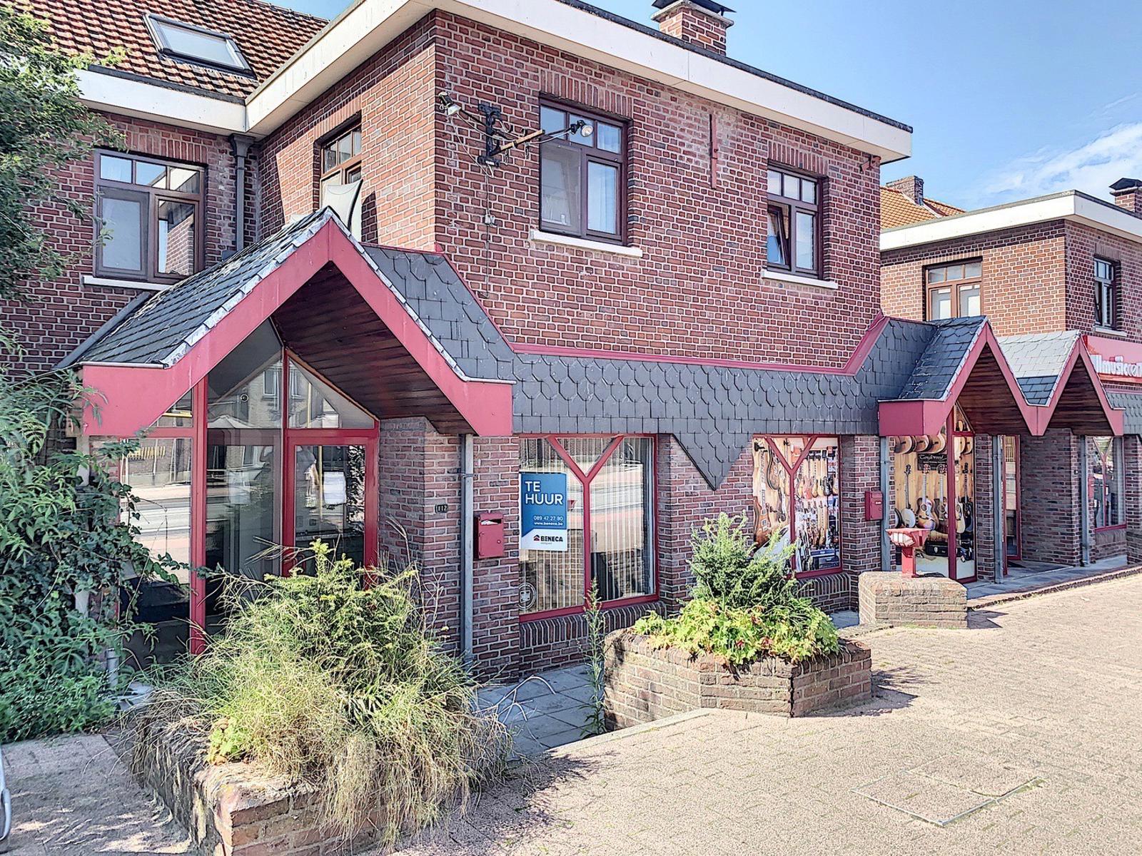 Centraal gelegen handelszaak van ± 67 m² in hartje Maaseik.  foto 3