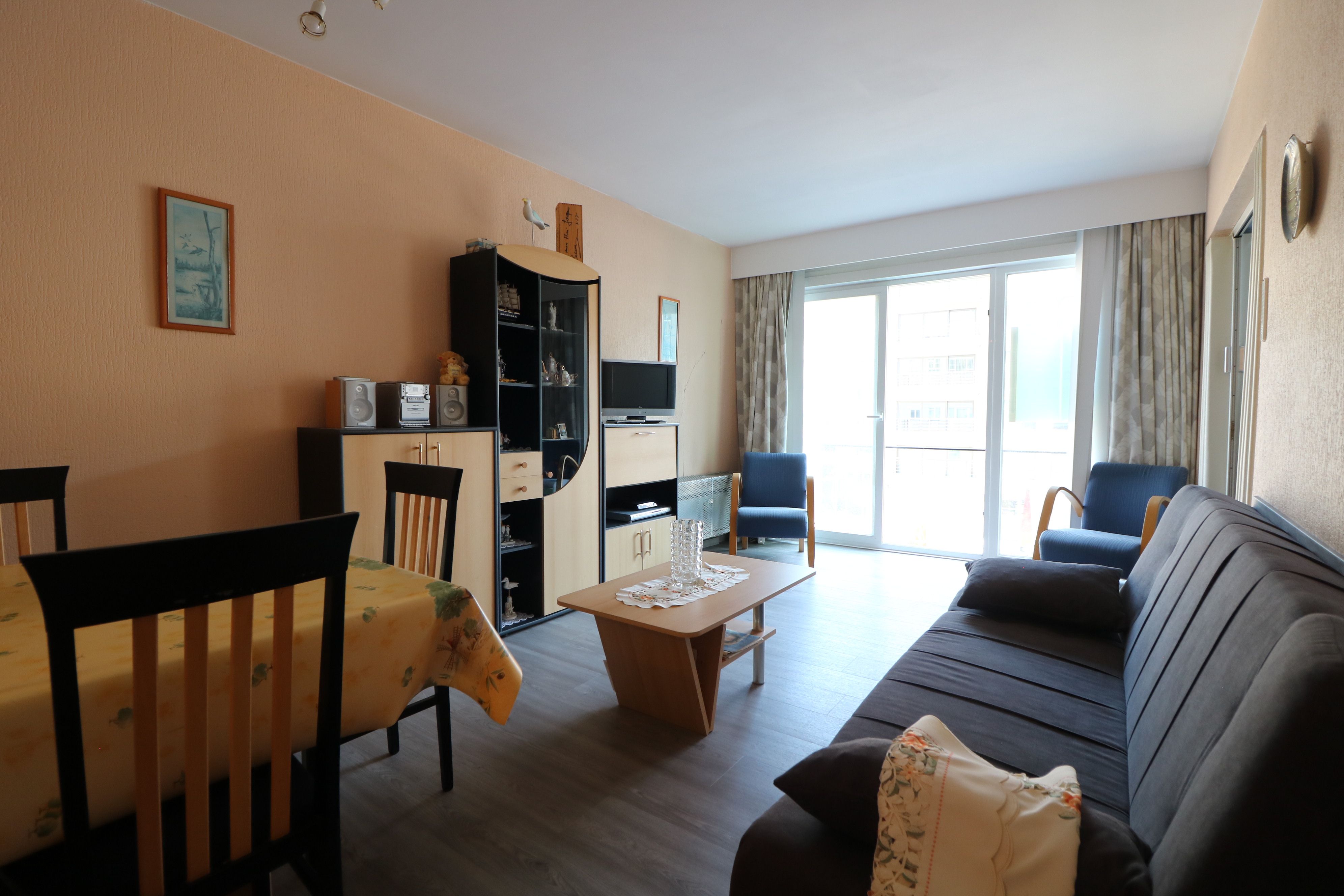Ruim éénslaapkamerappartement met open zicht op het Casinoplein en directe toegang tot de Zeedijk. foto 3