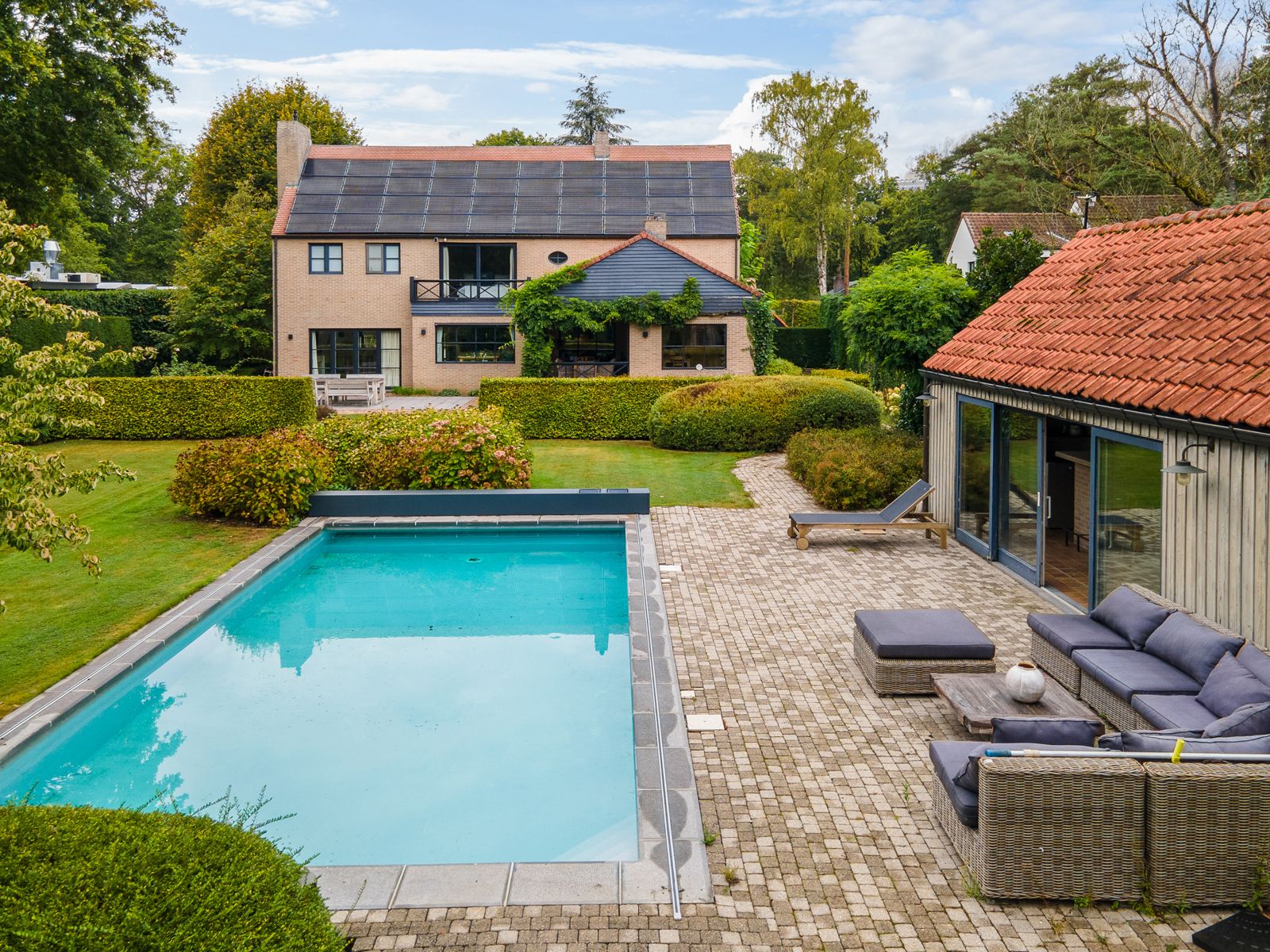 Energiezuinige villa met zwembad en poolhouse op ca.3.273 m² foto {{pictureIndex}}