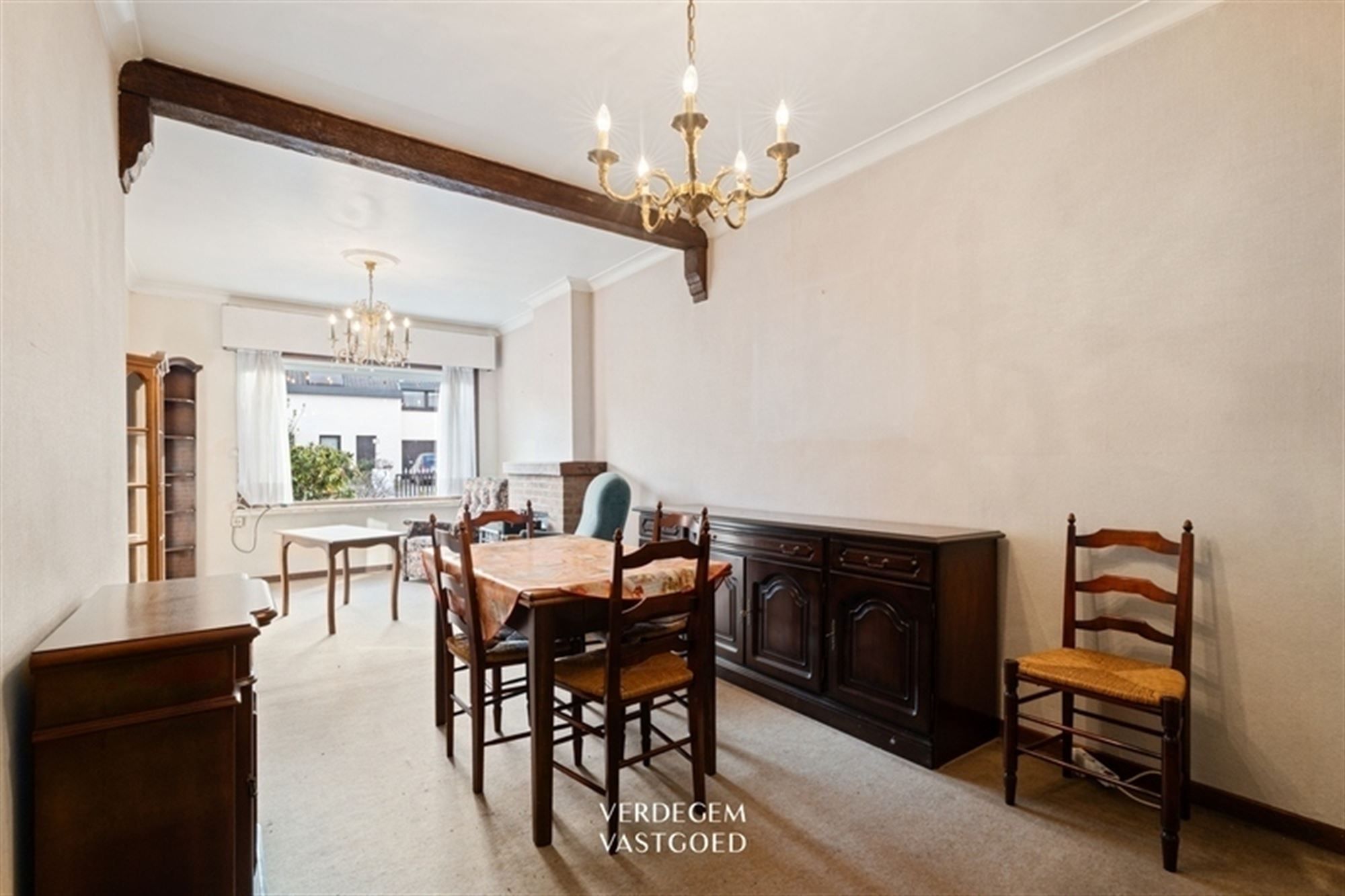 Halfopen woning met 2 slaapkamers, tuin en oprit naar achterliggende garage foto 5