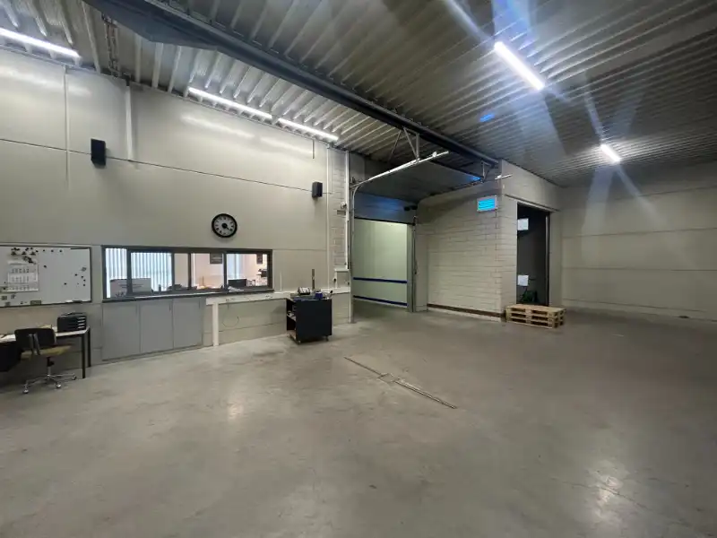 Instapklare KMO-unit met magazijn, kantoor & parking foto 5