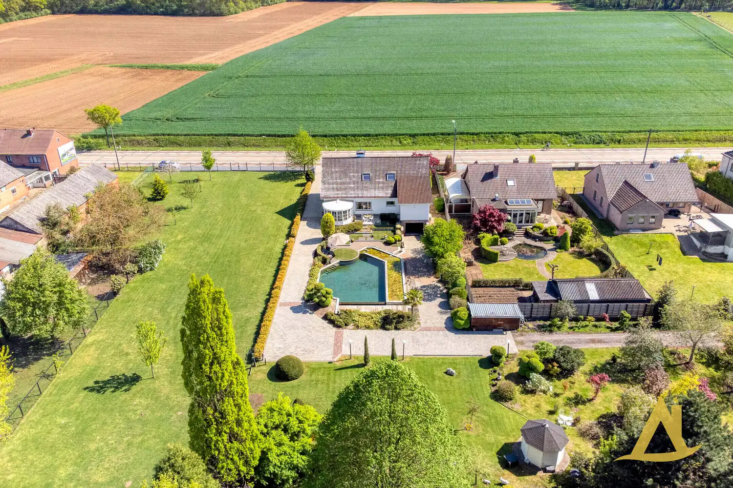 EXCLUSIEVE VILLA MET PARKTUIN EN ZWEMVIJVER OP EEN PERCEEL VAN 1HA 5A 16CA! foto 76