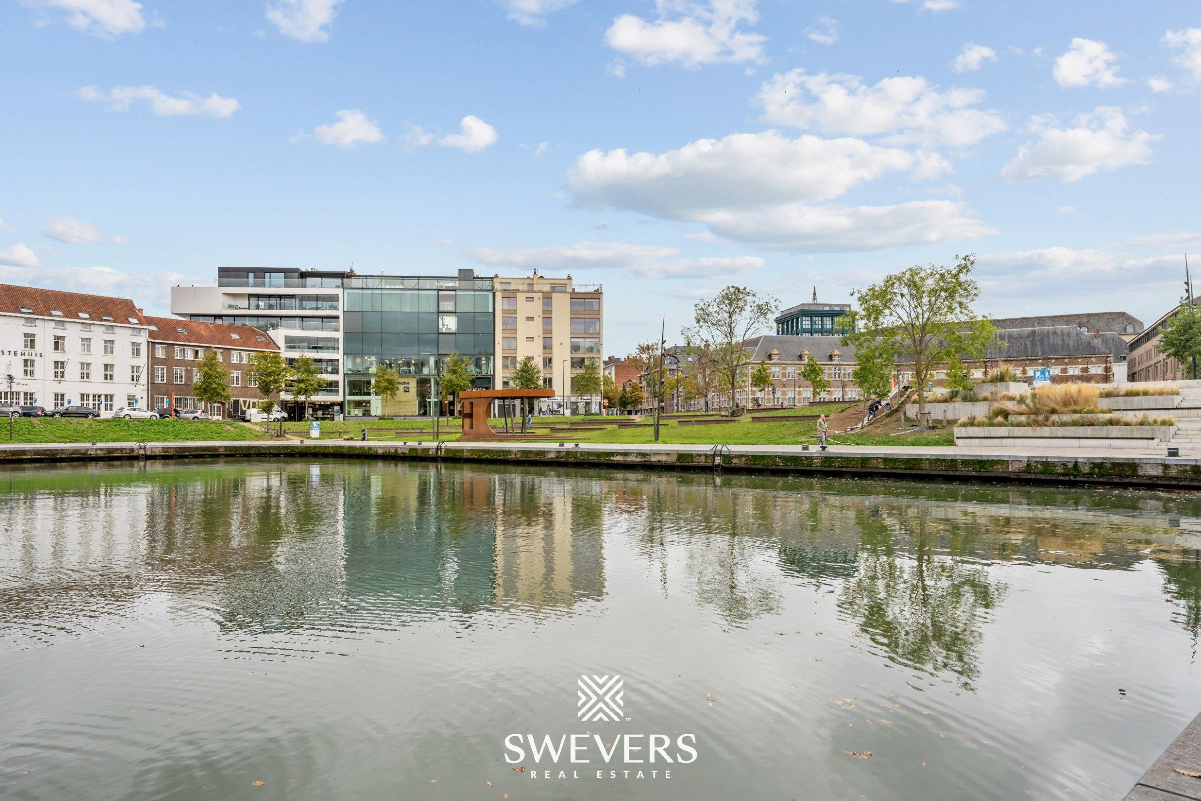 Ruime en beveiligde ondergrondse garagebox te huur in Quartier Blue foto 2