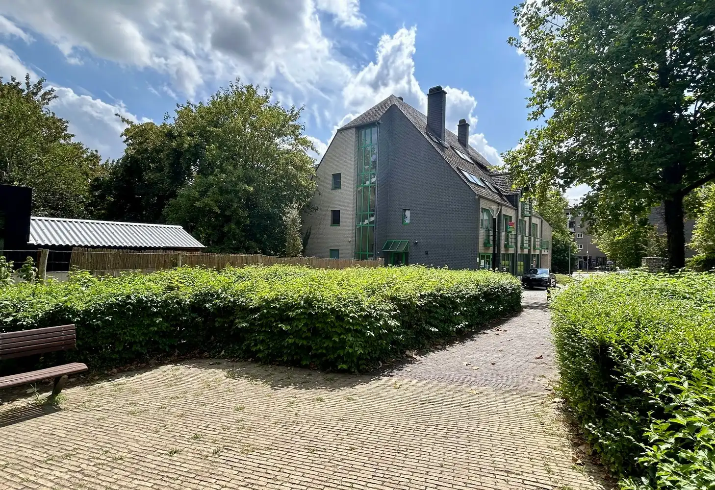 Gezellige en lichtrijke dakstudio te huur op toplocatie in Leuven foto {{pictureIndex}}