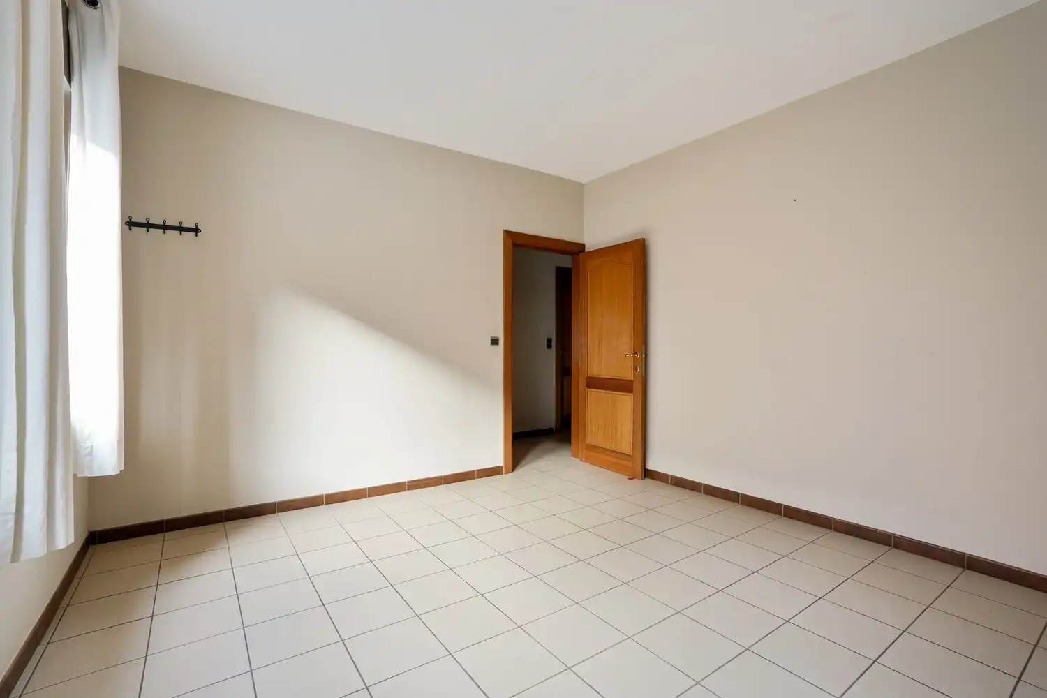 Gelijkvloers appartement met 2 slaapkamers, een ruim terras, 2 autostaanplaatsen, een kelder en een tuin grenzend aan de Vijvers van Bellefroid te Leuven! foto 9