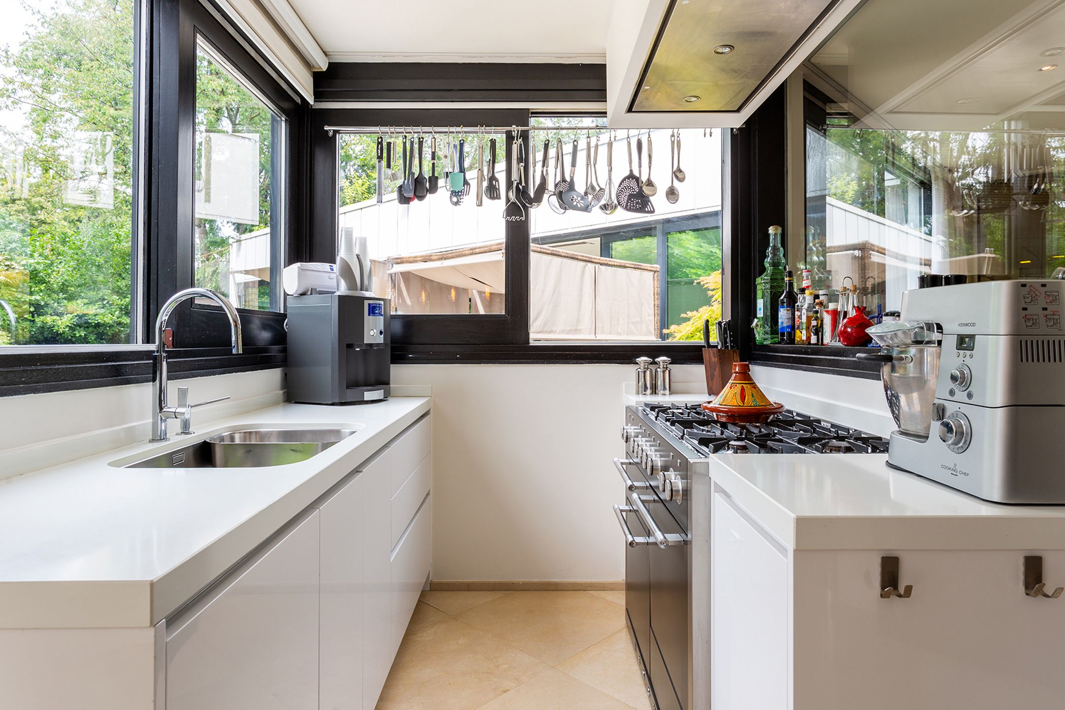 Topgelegen architectenwoning met ruim tuin en binnenzwembad. foto 22