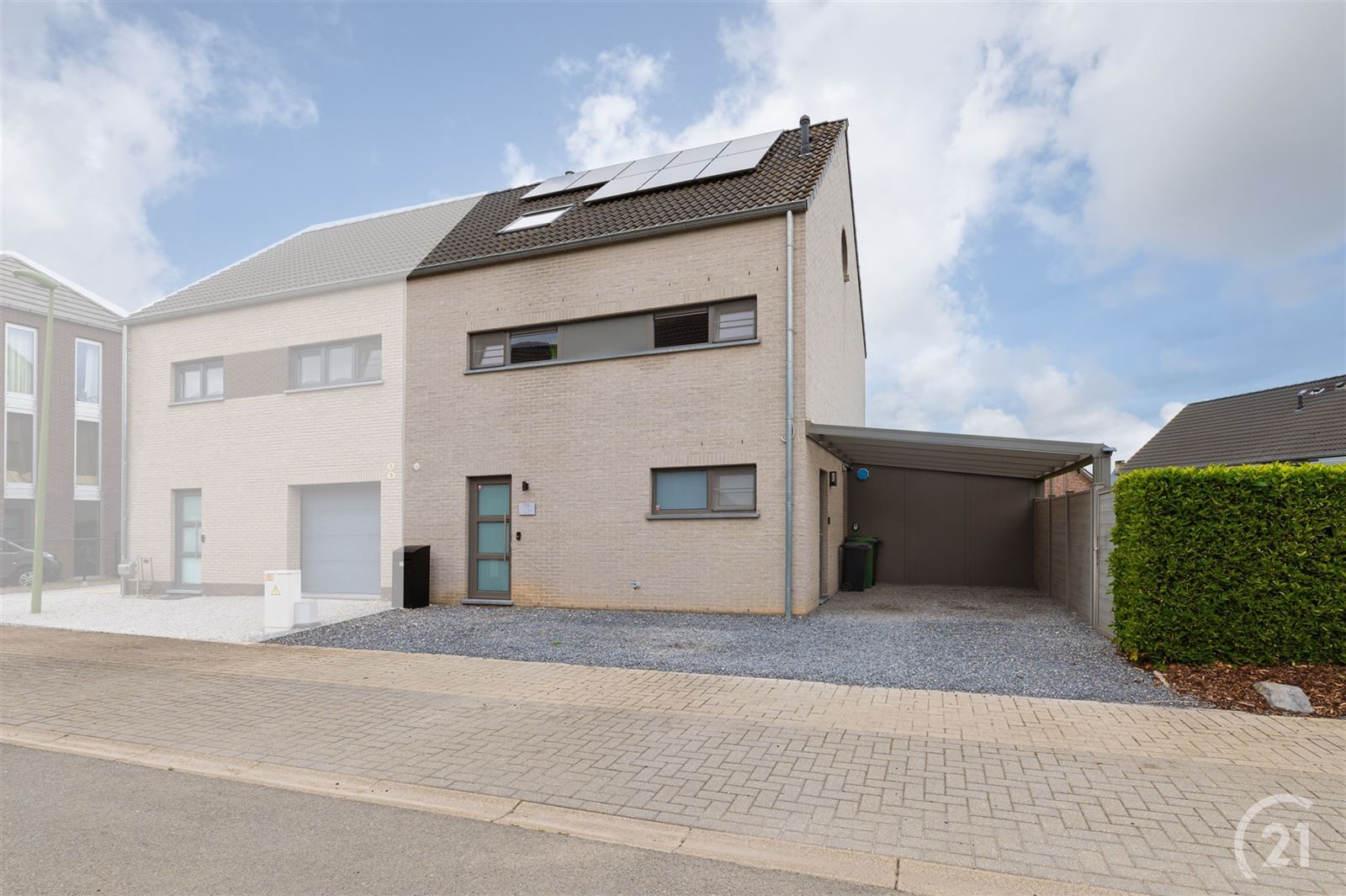Moderne,  luxueuse  3 gevelwoning met tuin en carport op 3 are 77 foto {{pictureIndex}}