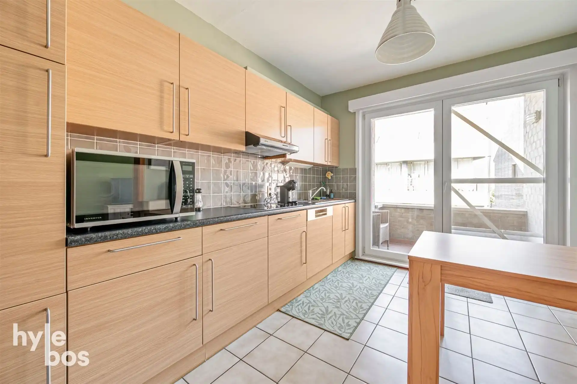 Ruim en centraal gelegen appartement met garage foto 7