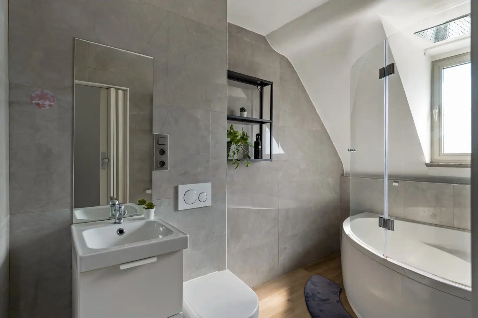 Ruime woning met tuin, polyvalente ruimte en zonnige tuin foto 9