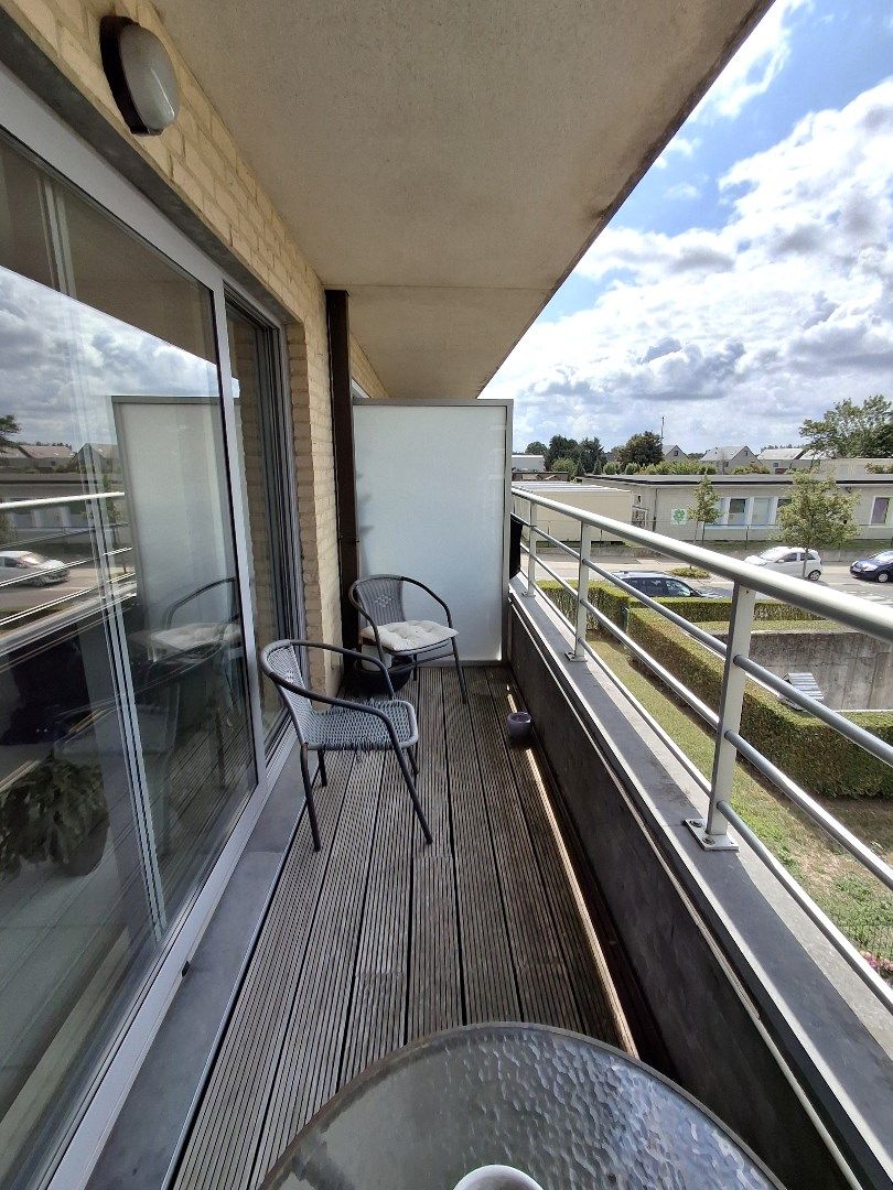 INSTAPKLAAR APPARTEMENT MET 2 SLPKS | 2 TERRASSEN EN STAANPLAATS IN HARTJE KNESSELARE foto 9