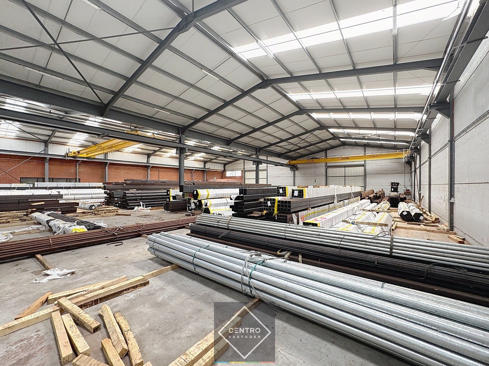 Instapklare MAGAZIJNEN (1.500m²), voorzien van 2 ROLBRUGGEN (5 ton) en geïntegreerde KANTOORRUIMTE met sanitaire voorzieningen. Op ambachtelijke zone te Wingene! foto 2