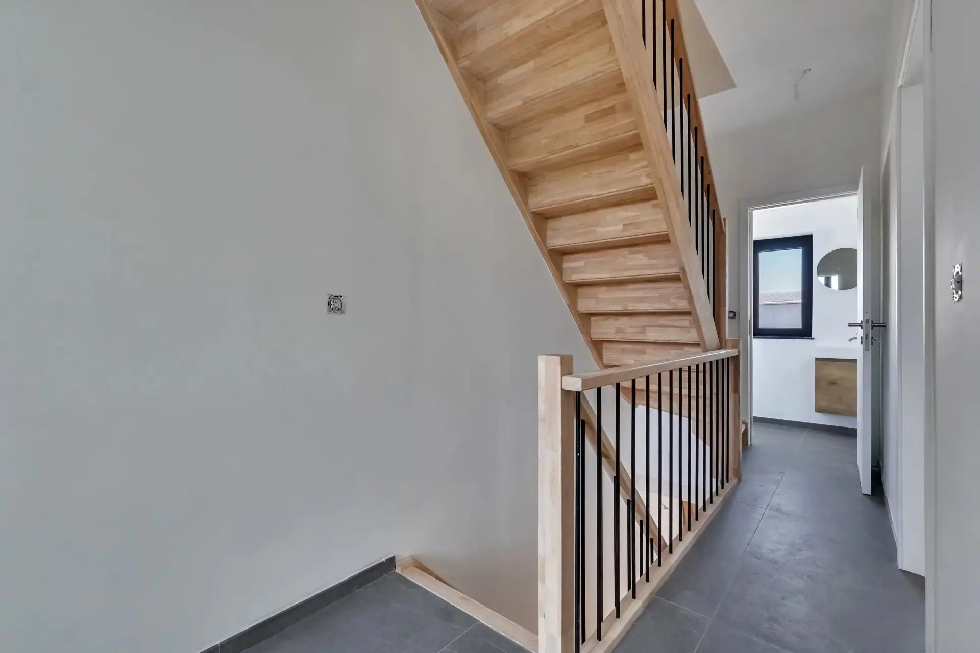 Ruime, volledig gerenoveerde woning aan de stadsrand foto 17