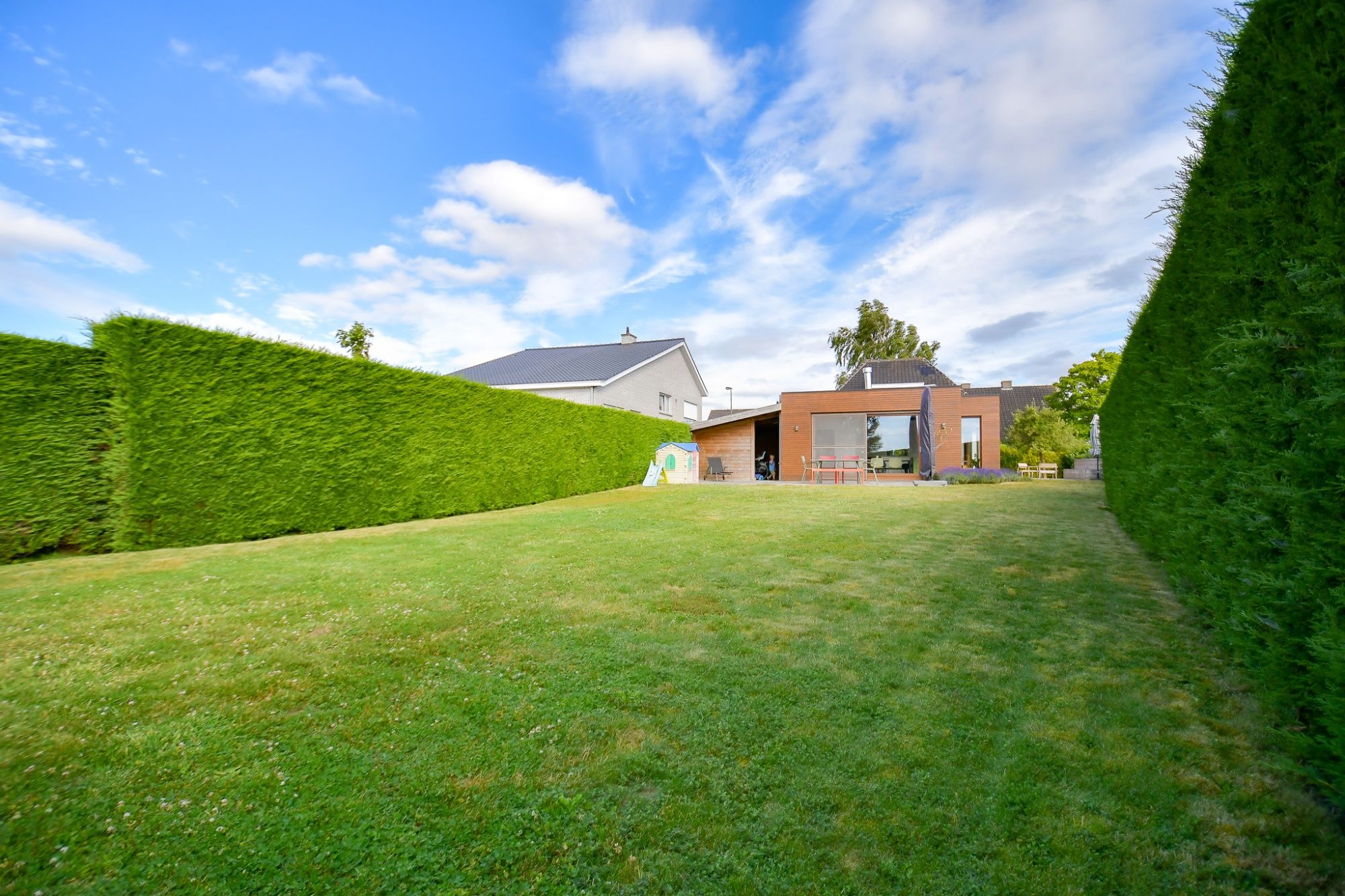 Trendy vernieuwde woning met uitbouw en grote tuin op uiterst rustige, doch centrale ligging. foto 25