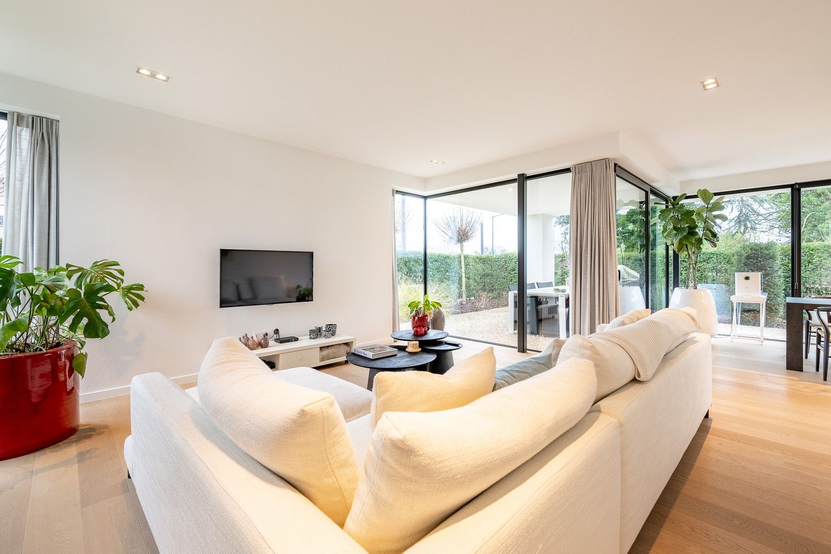 Prachtige hedendaagse villa met zonnige tuin en terrassen op fietsafstand van de zee. foto 2